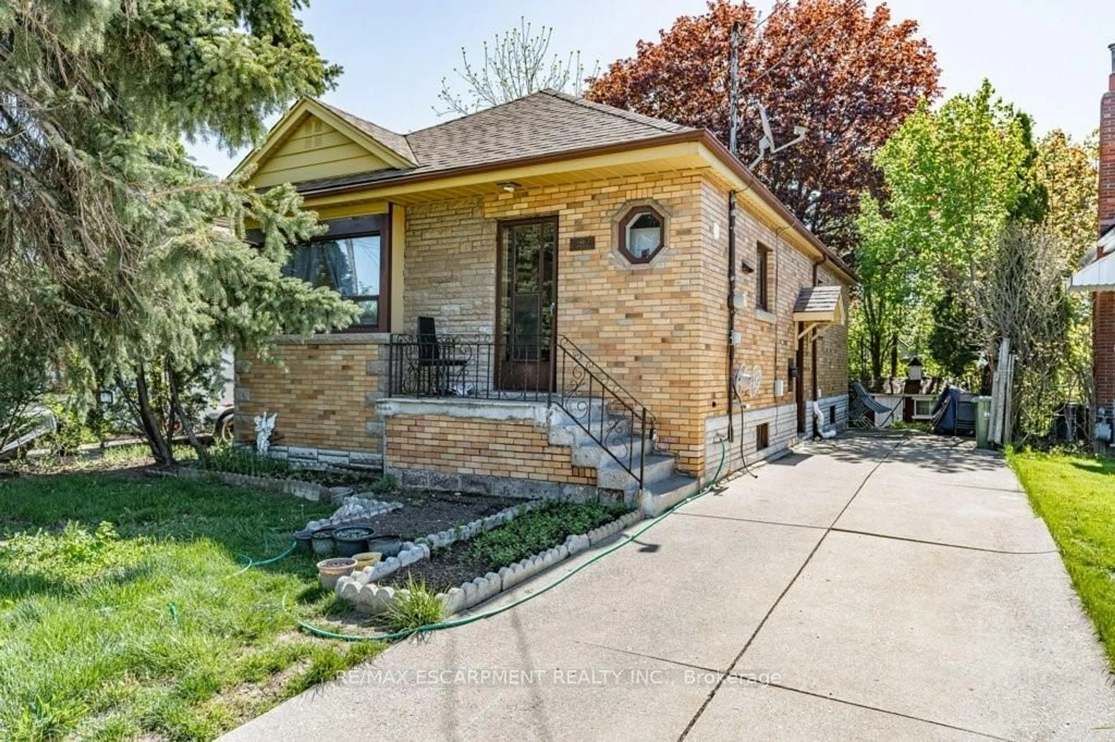 Home with brick exterior material, street for 397 East 28th St, Hamilton Ontario L8V 3J9