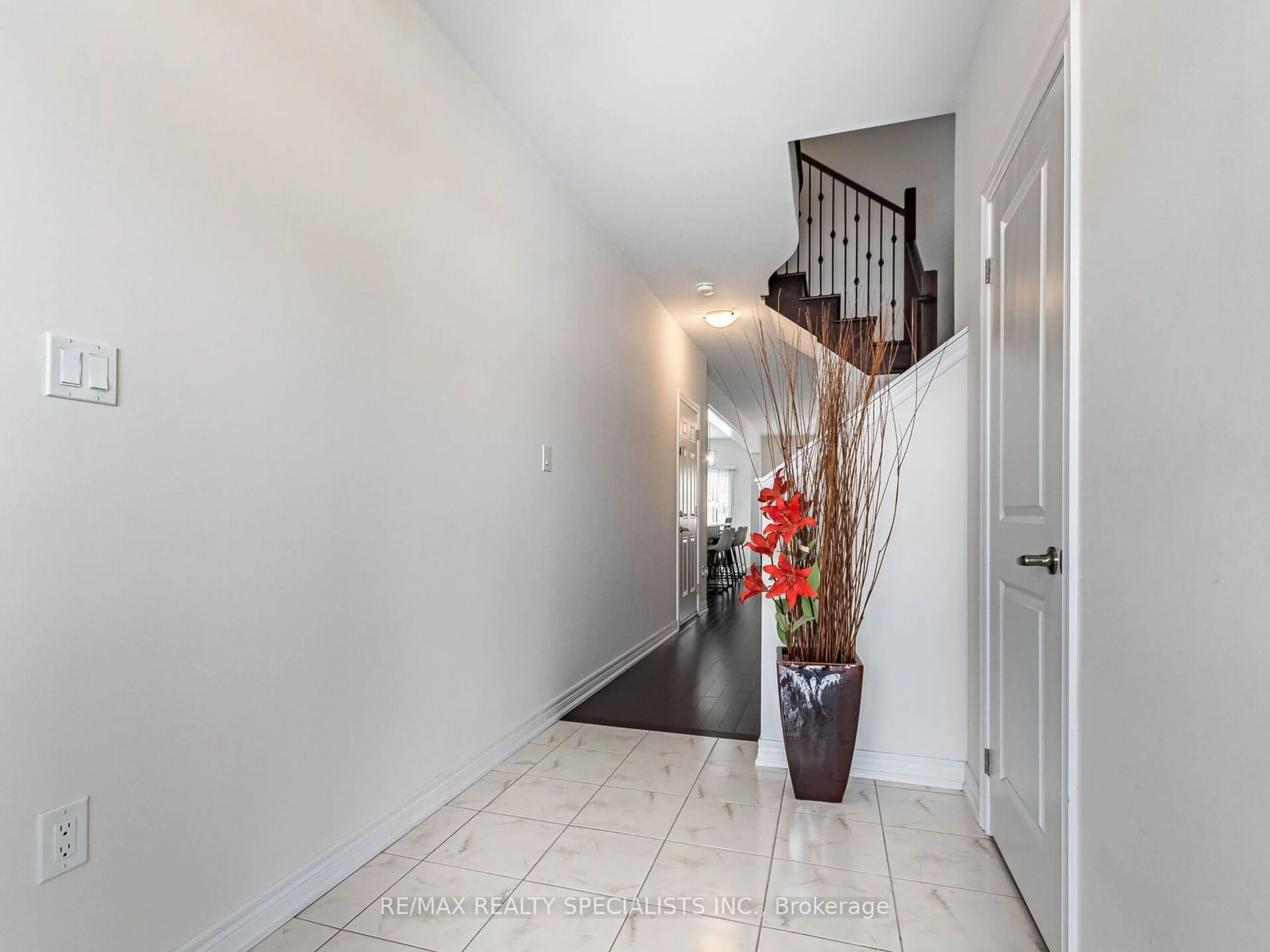 Indoor entryway for 212 Barnett Dr, Shelburne Ontario L9V 3X1