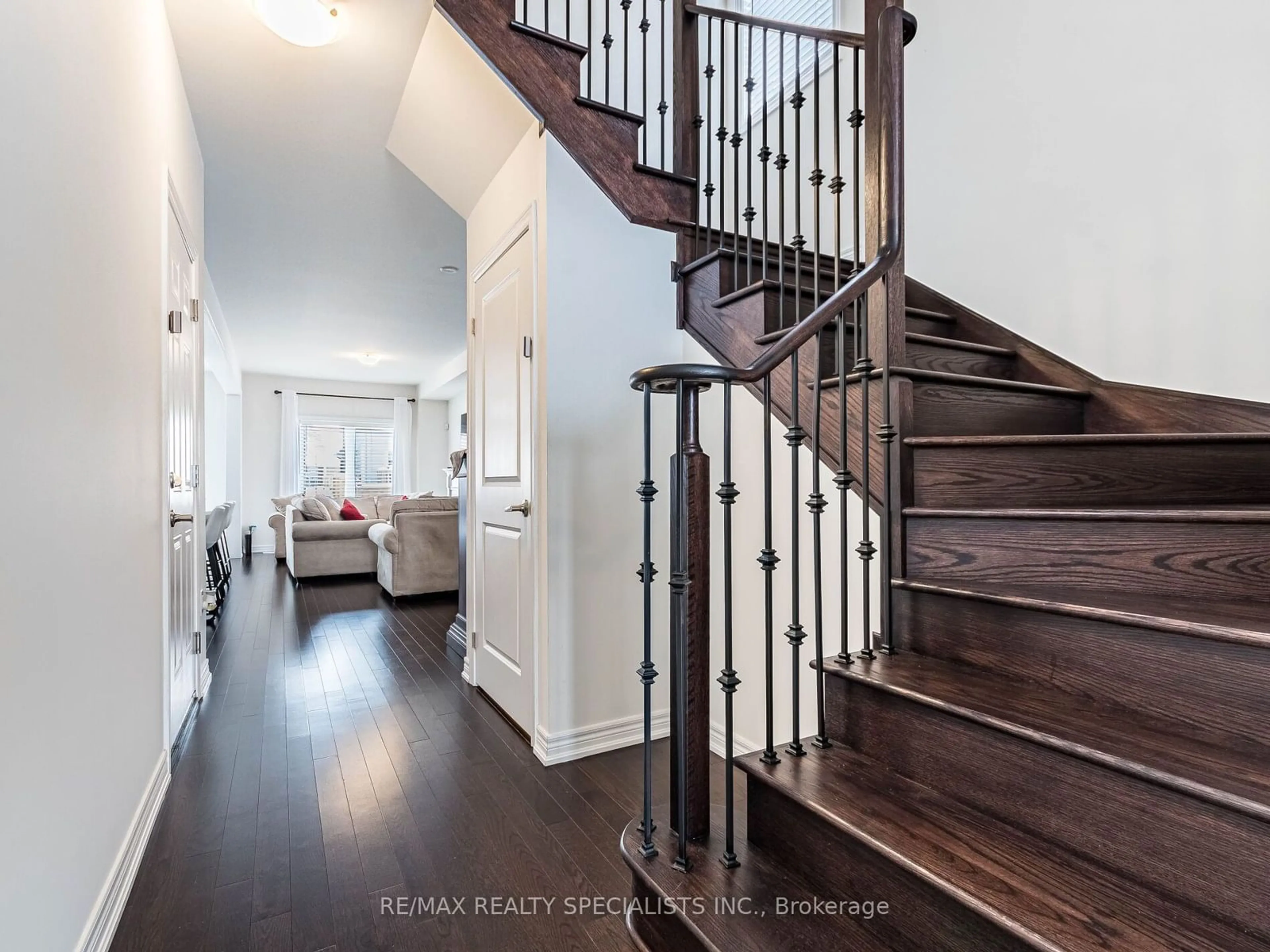 Indoor entryway for 212 Barnett Dr, Shelburne Ontario L9V 3X1