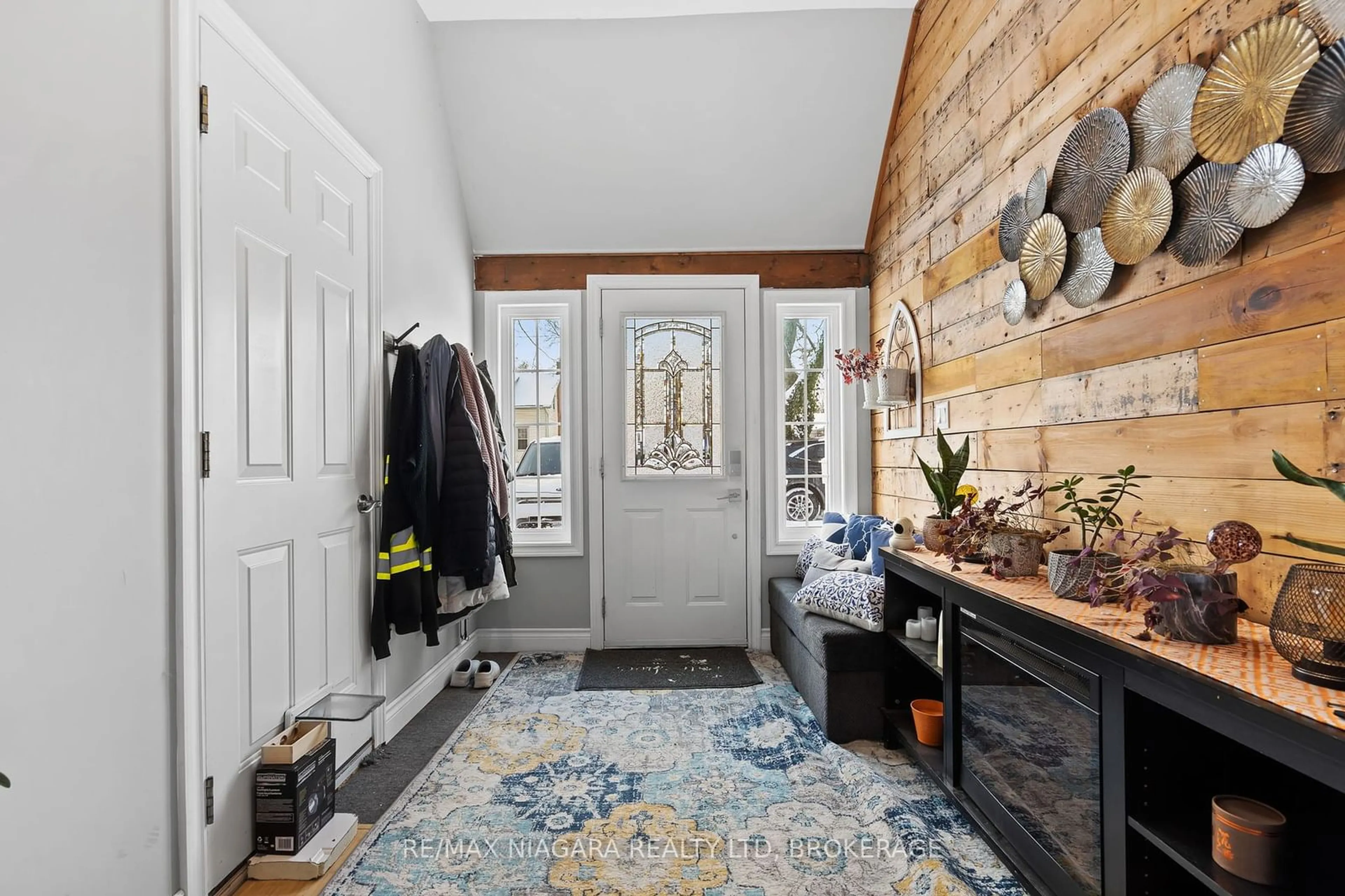 Indoor entryway for 3204 Saint Paul Ave, Niagara Falls Ontario L2J 2M1