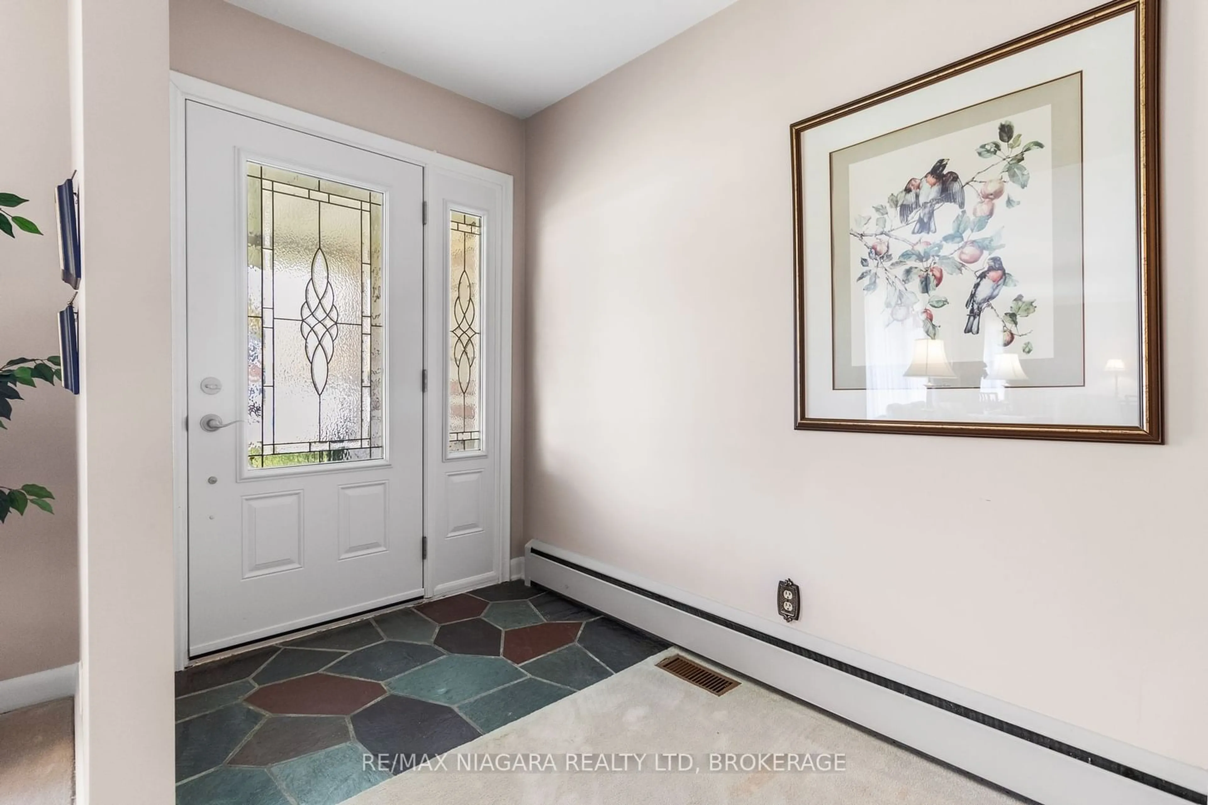 Indoor entryway for 6235 BROOKFIELD Ave, Niagara Falls Ontario L2G 5R7