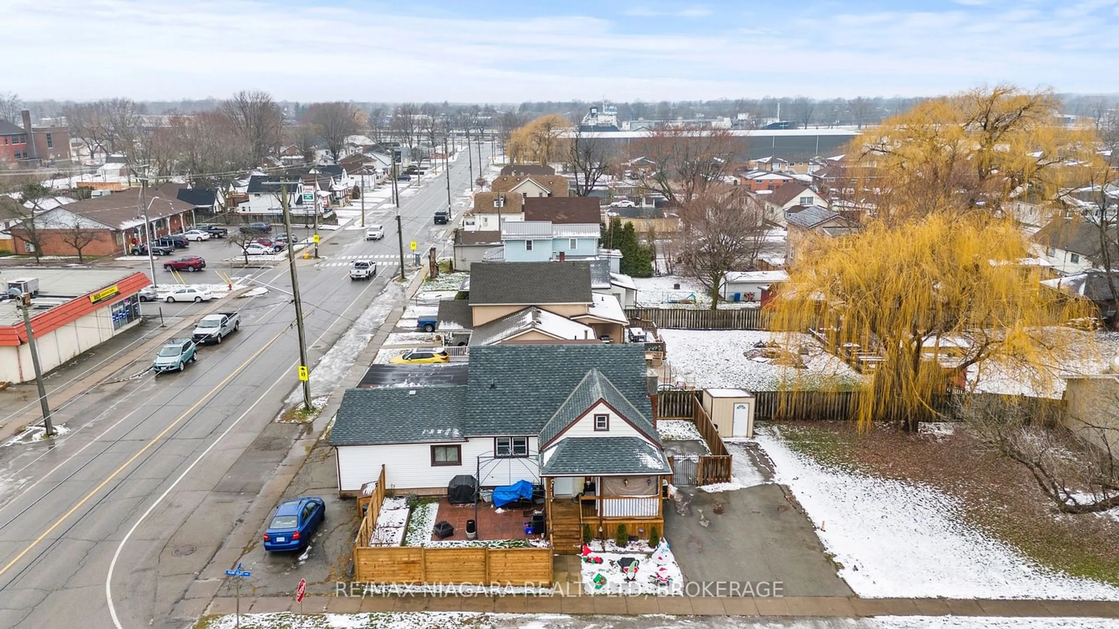 A pic from outside/outdoor area/front of a property/back of a property/a pic from drone, unknown for 130 Killaly St, Port Colborne Ontario L3K 1N6