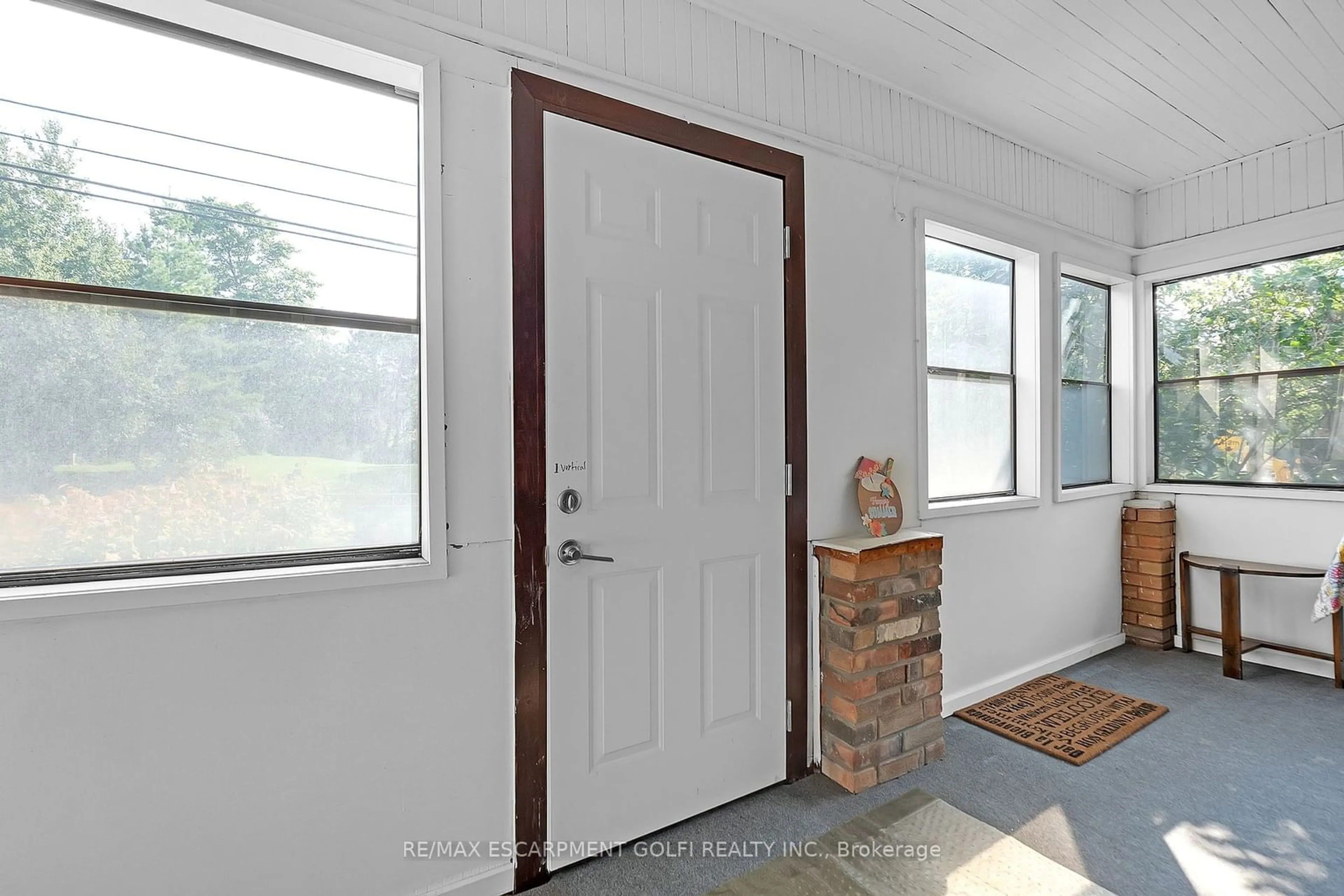 Indoor entryway for 560 Aberdeen Ave, Hamilton Ontario L8P 2T1