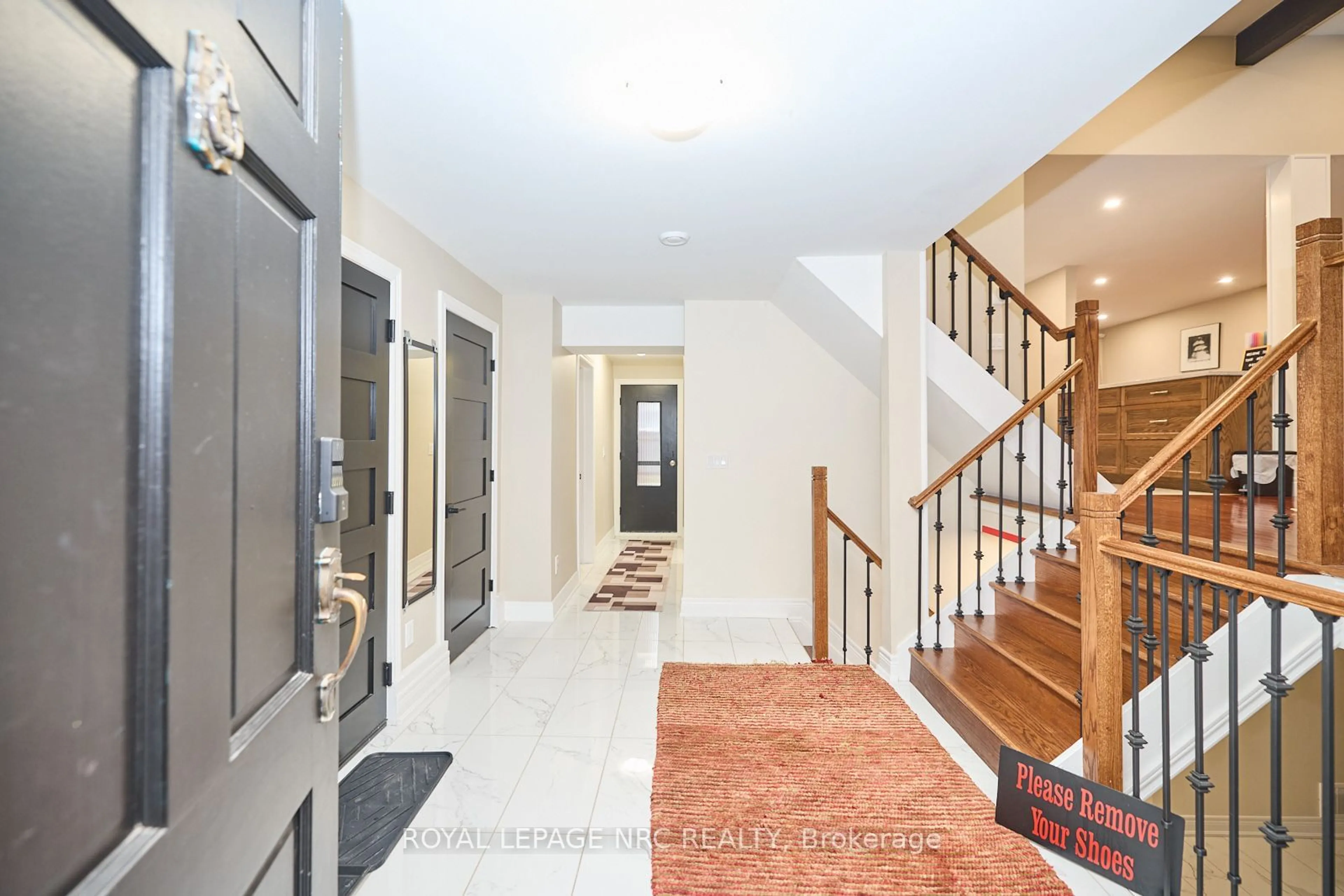 Indoor foyer for 13 Byrne Blvd, St. Catharines Ontario L2T 2H8