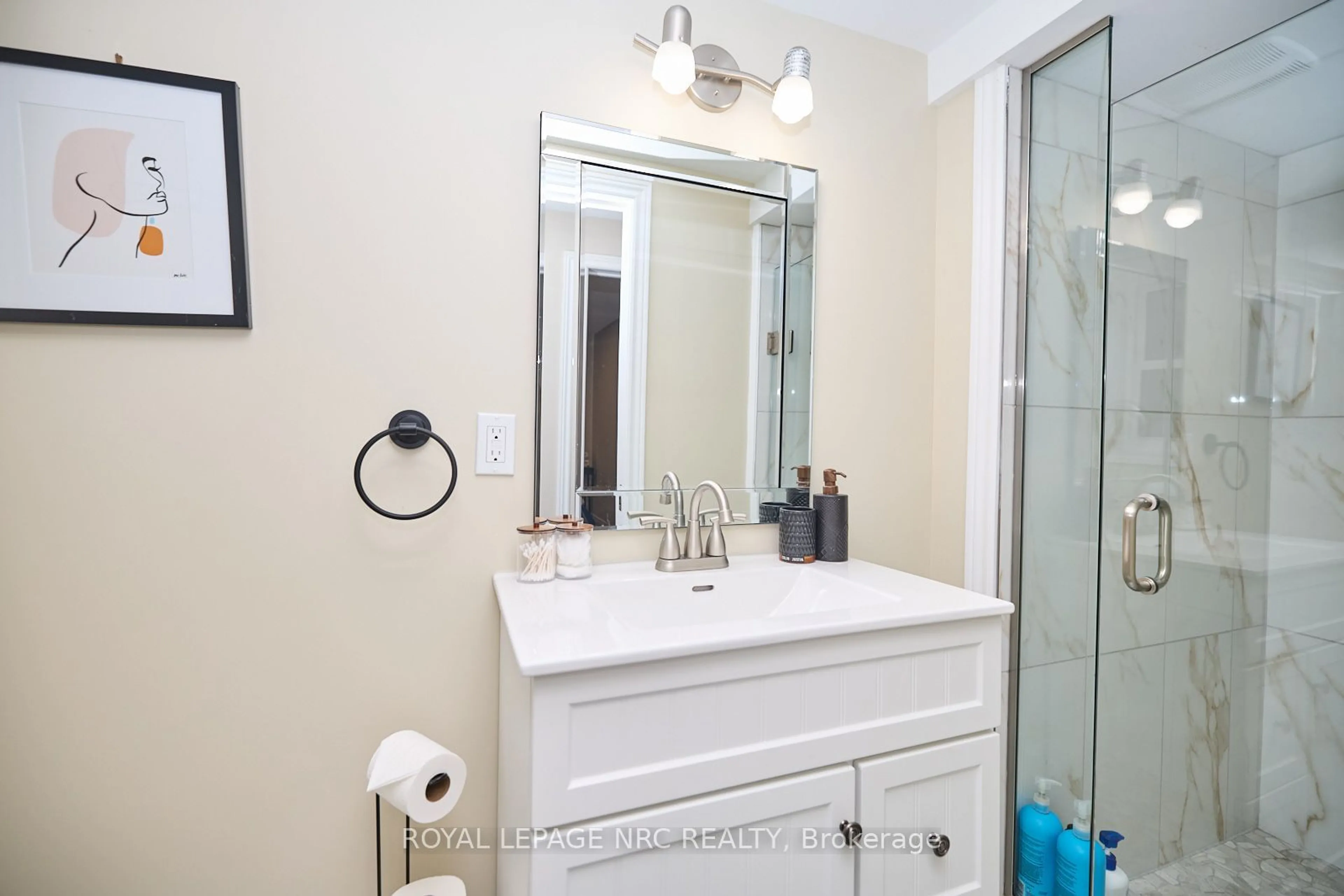 Contemporary bathroom, ceramic/tile floor for 13 Byrne Blvd, St. Catharines Ontario L2T 2H8