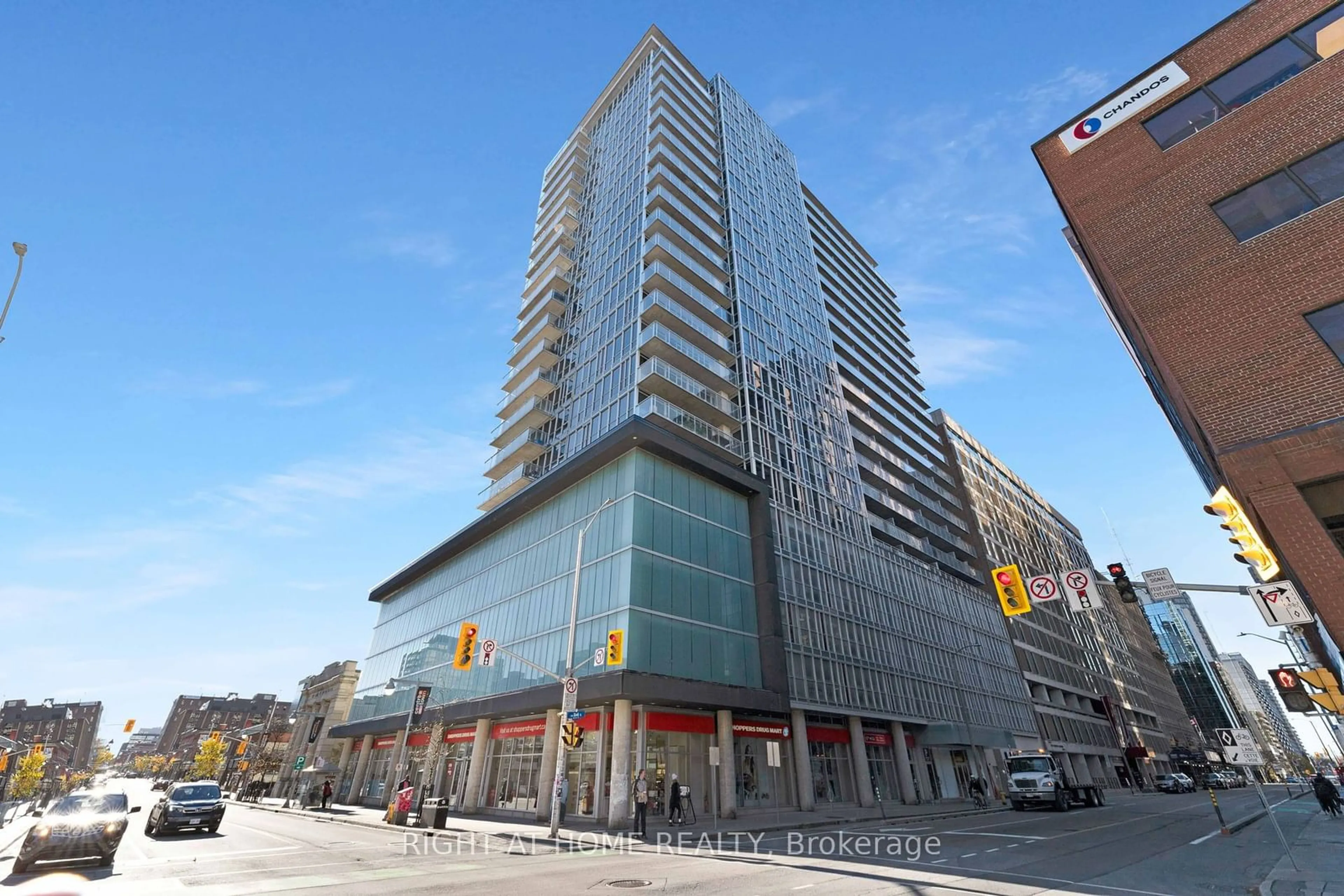 Indoor foyer for 324 LAURIER Ave #1910, Ottawa Centre Ontario K1P 0A6