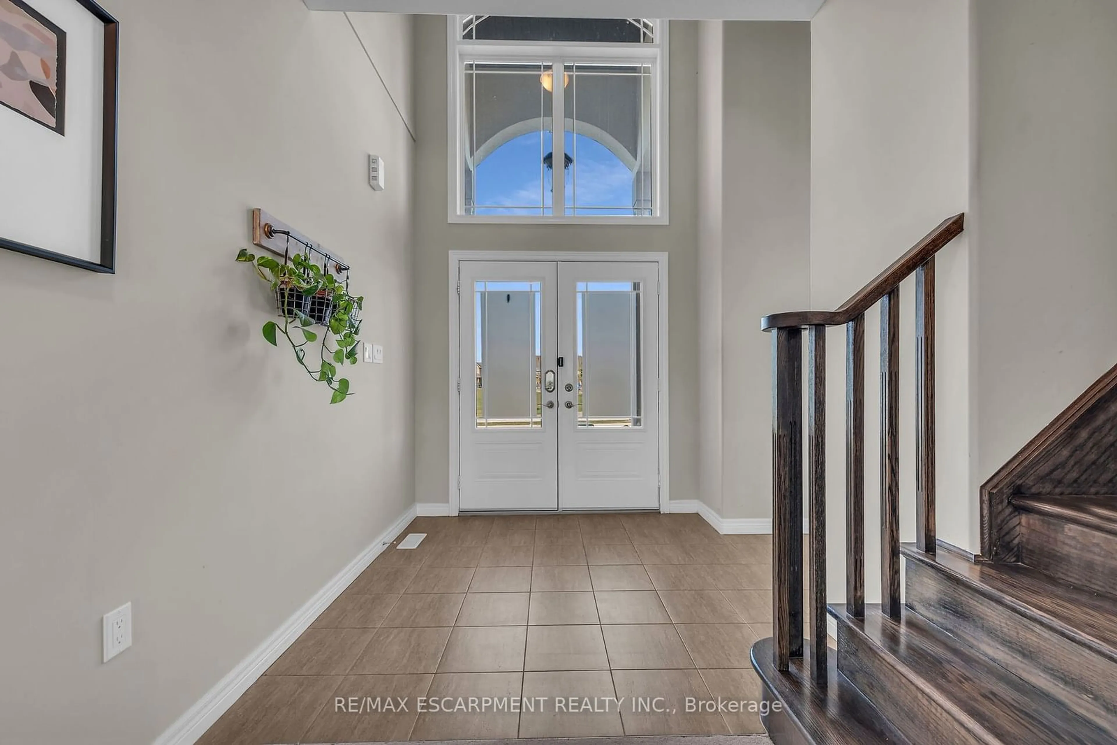 Indoor entryway for 20 DOLOMITI Crt, Hamilton Ontario L0R 1P0