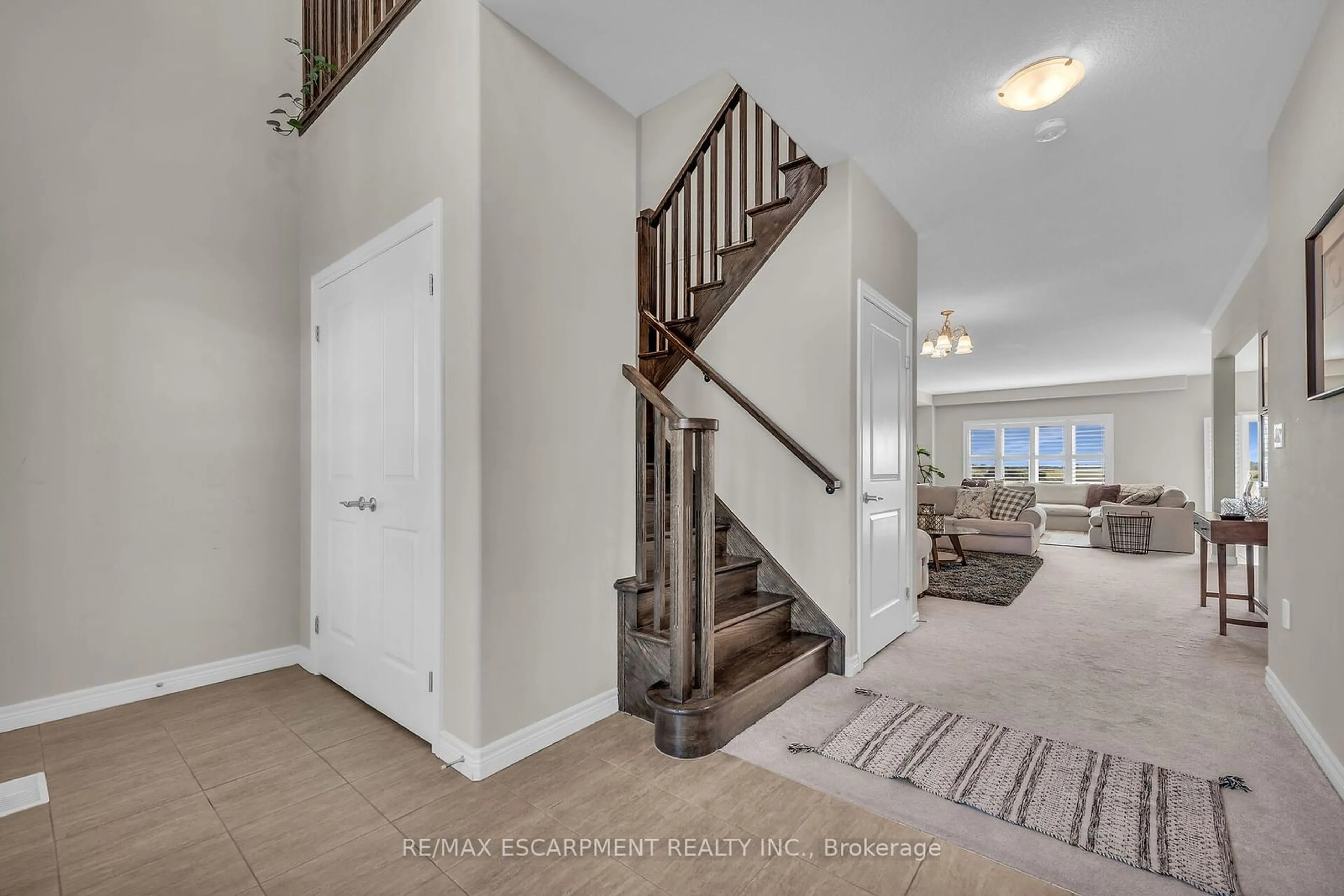 Indoor entryway for 20 DOLOMITI Crt, Hamilton Ontario L0R 1P0