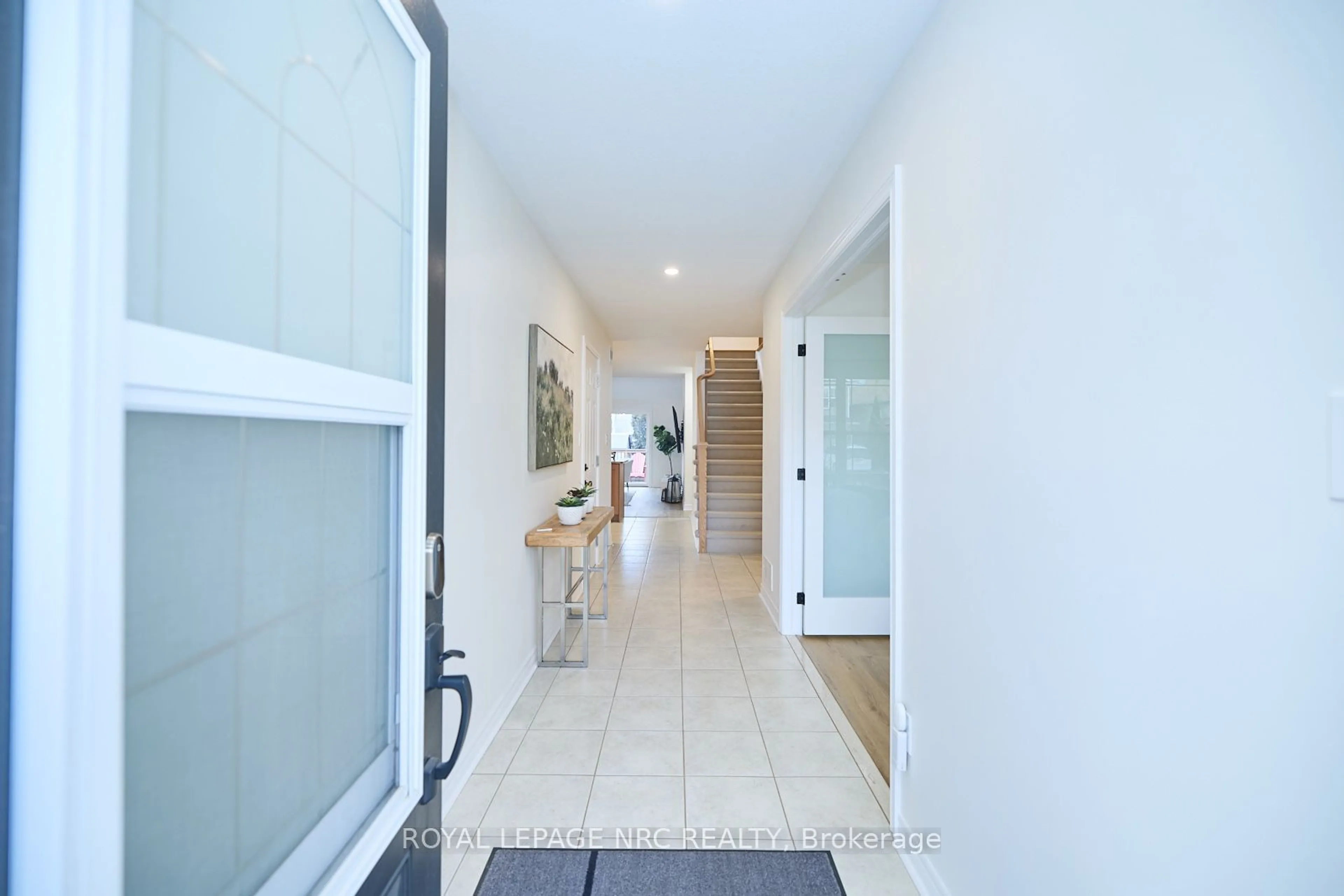 Indoor entryway for 9 Chicory Cres, St. Catharines Ontario L2R 0A6