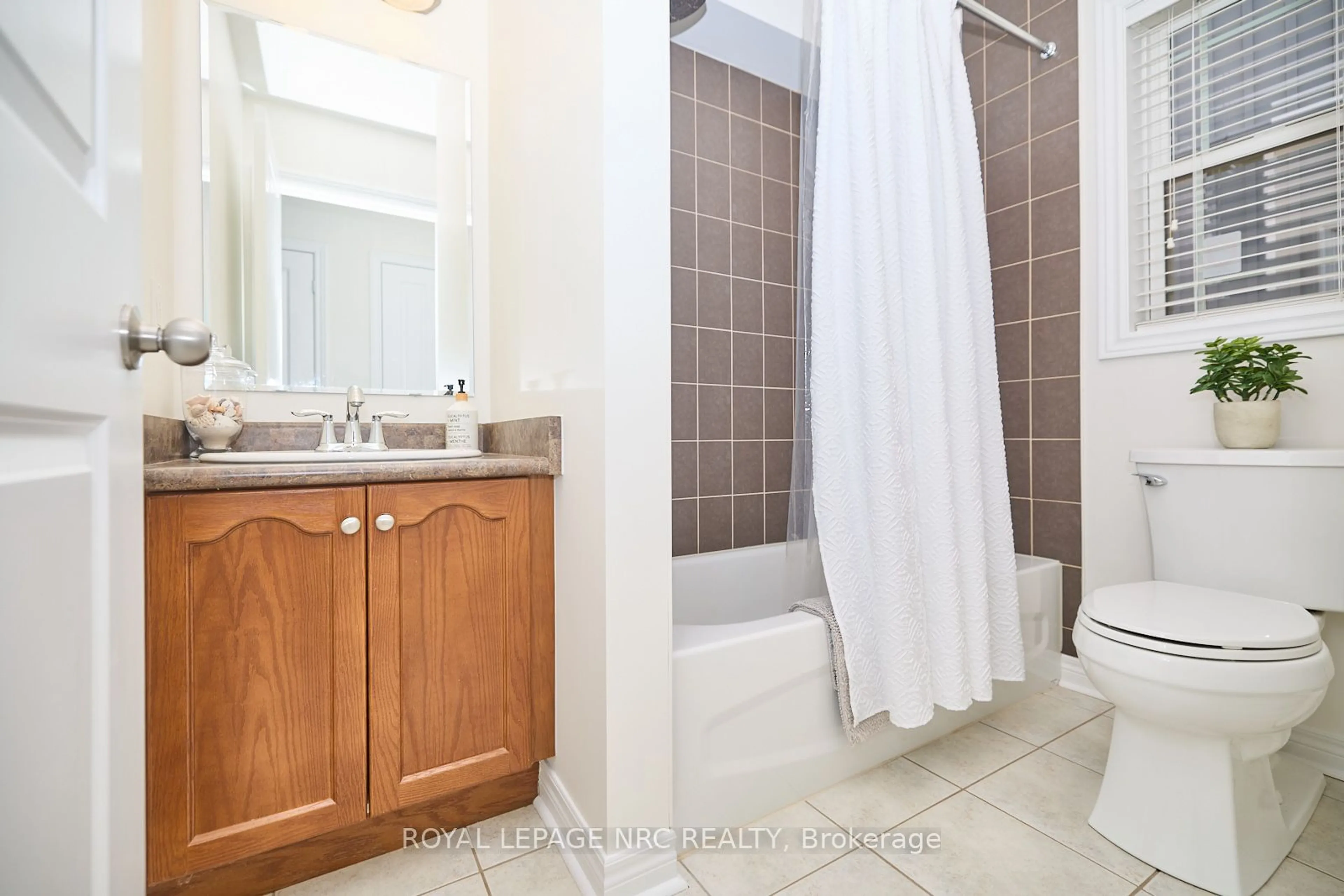 Standard bathroom, ceramic/tile floor for 9 Chicory Cres, St. Catharines Ontario L2R 0A6