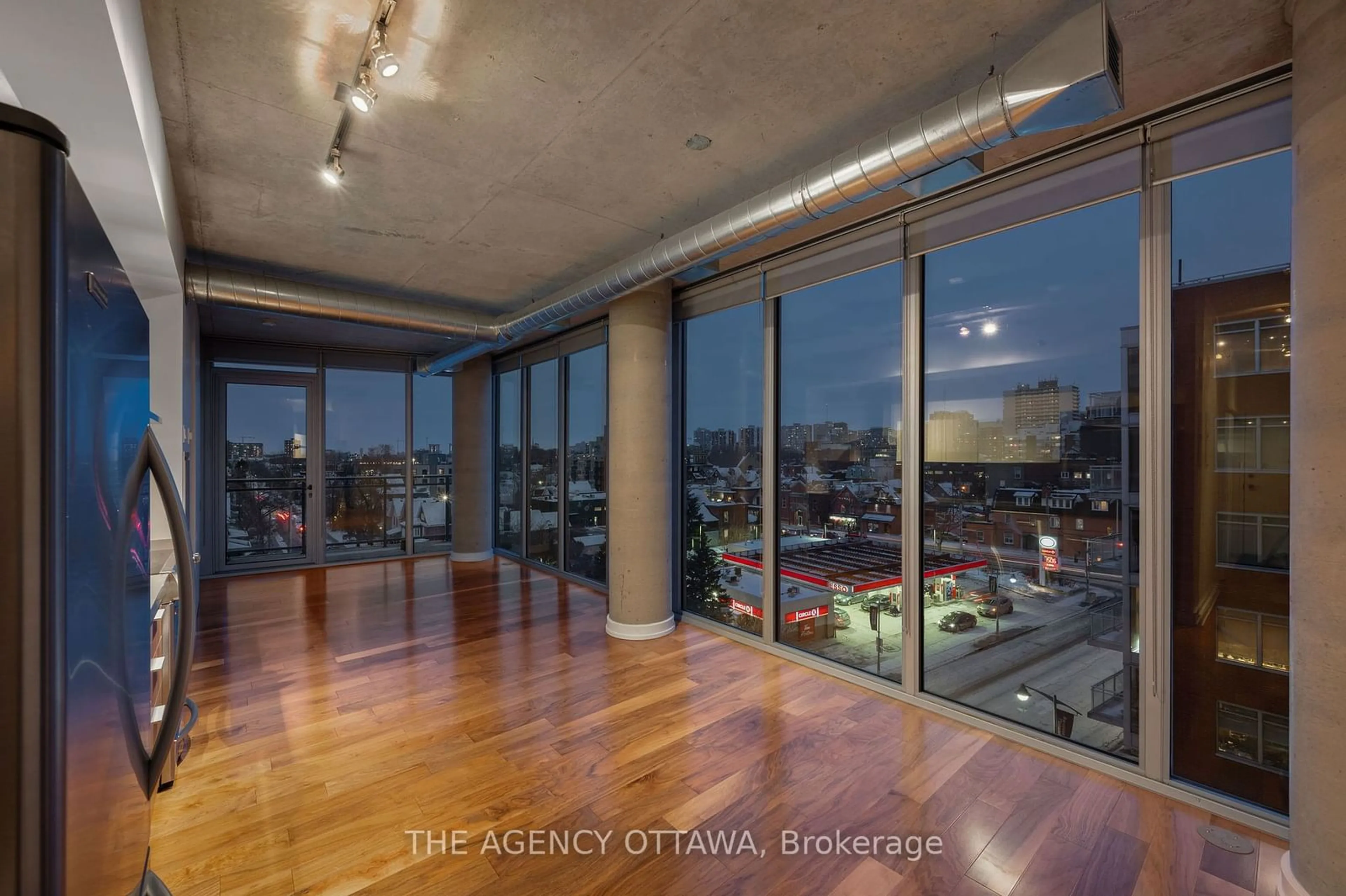 Indoor foyer for 360 Mcleod St #609, Ottawa Centre Ontario K2P 1A9