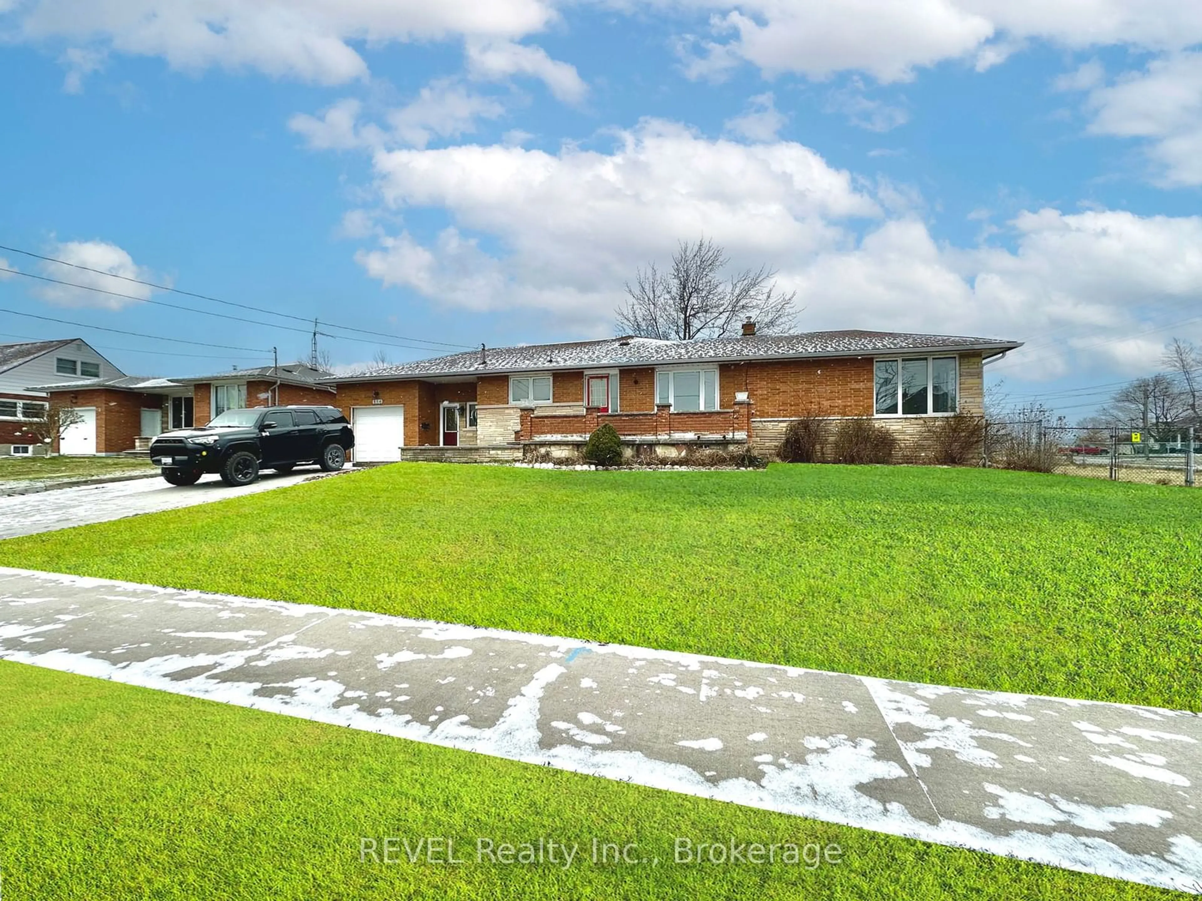 A pic from outside/outdoor area/front of a property/back of a property/a pic from drone, street for 114 Catherine St, Fort Erie Ontario L2A 2H6