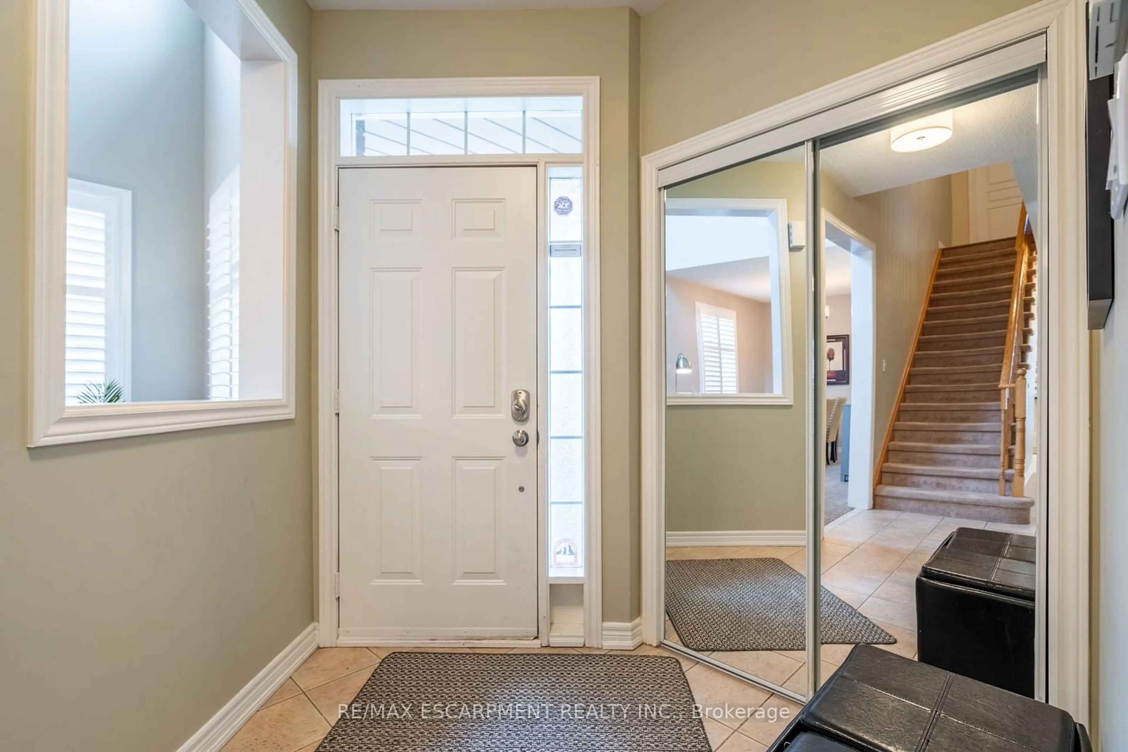 Indoor entryway for 81 Segwun Rd, Hamilton Ontario L8B 0J9