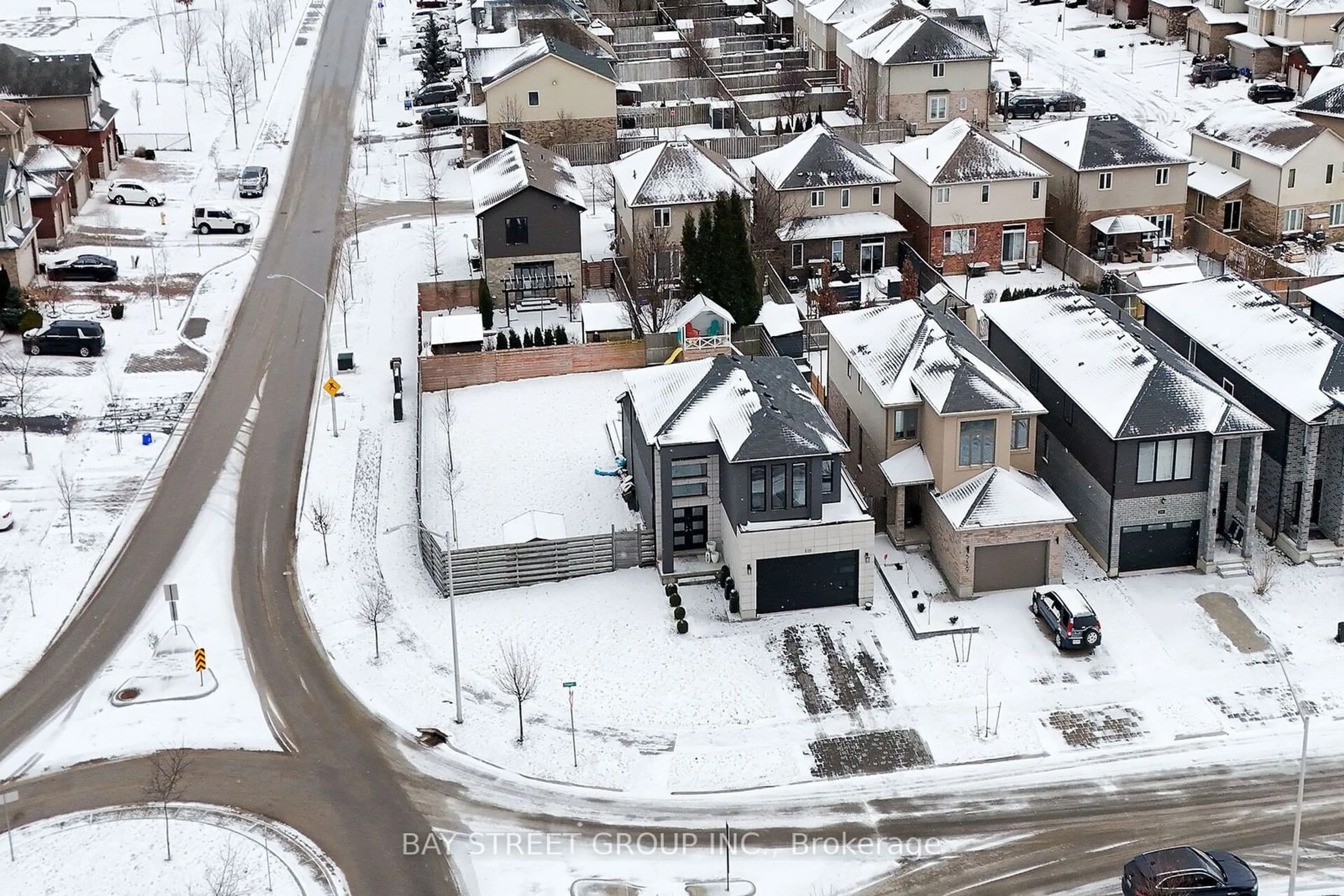 A pic from outside/outdoor area/front of a property/back of a property/a pic from drone, street for 535 Freeport St, London Ontario N6G 0R2