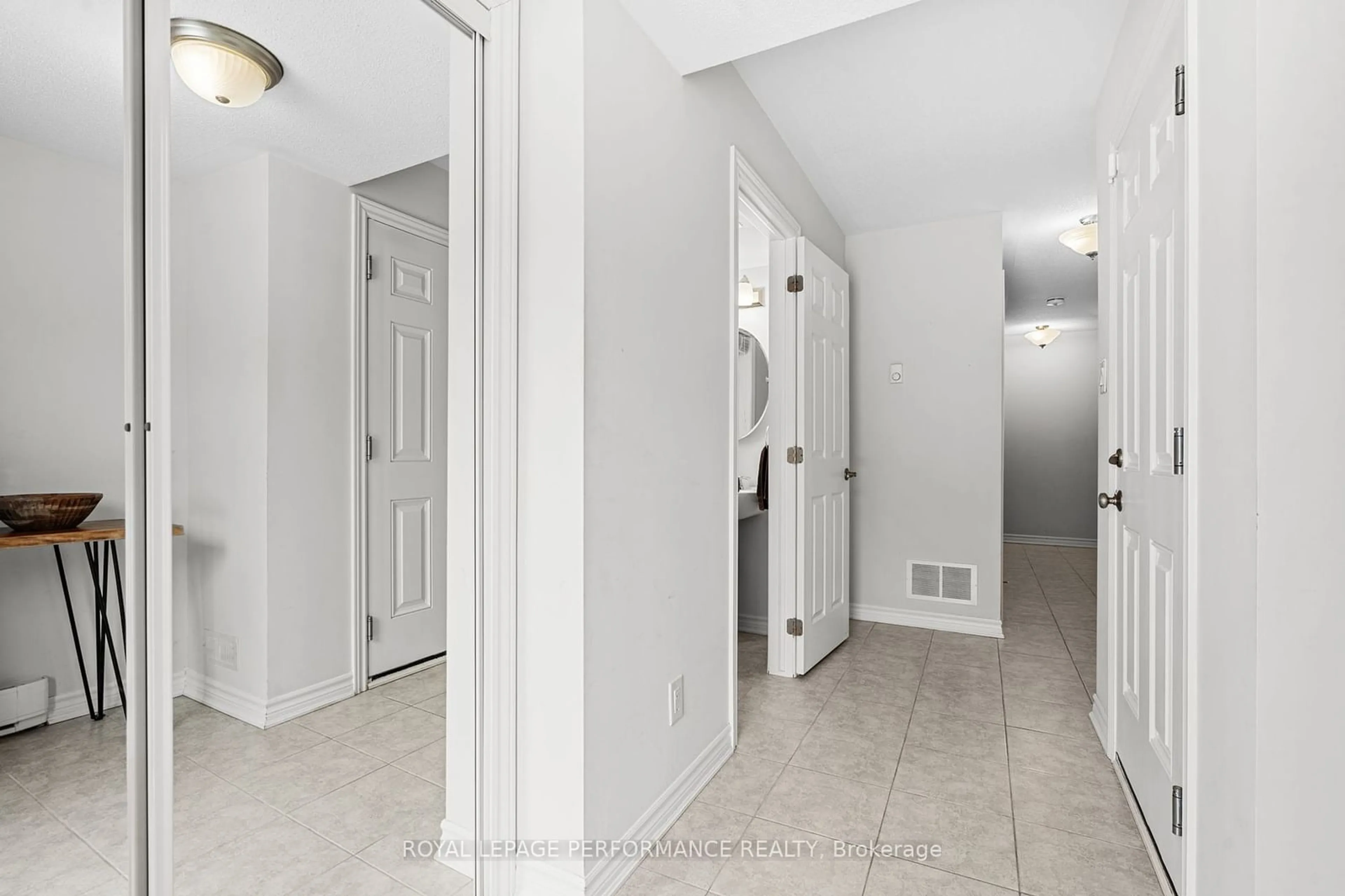 Indoor entryway for 30 Squashberry Lane, Kanata Ontario K2V 0K2