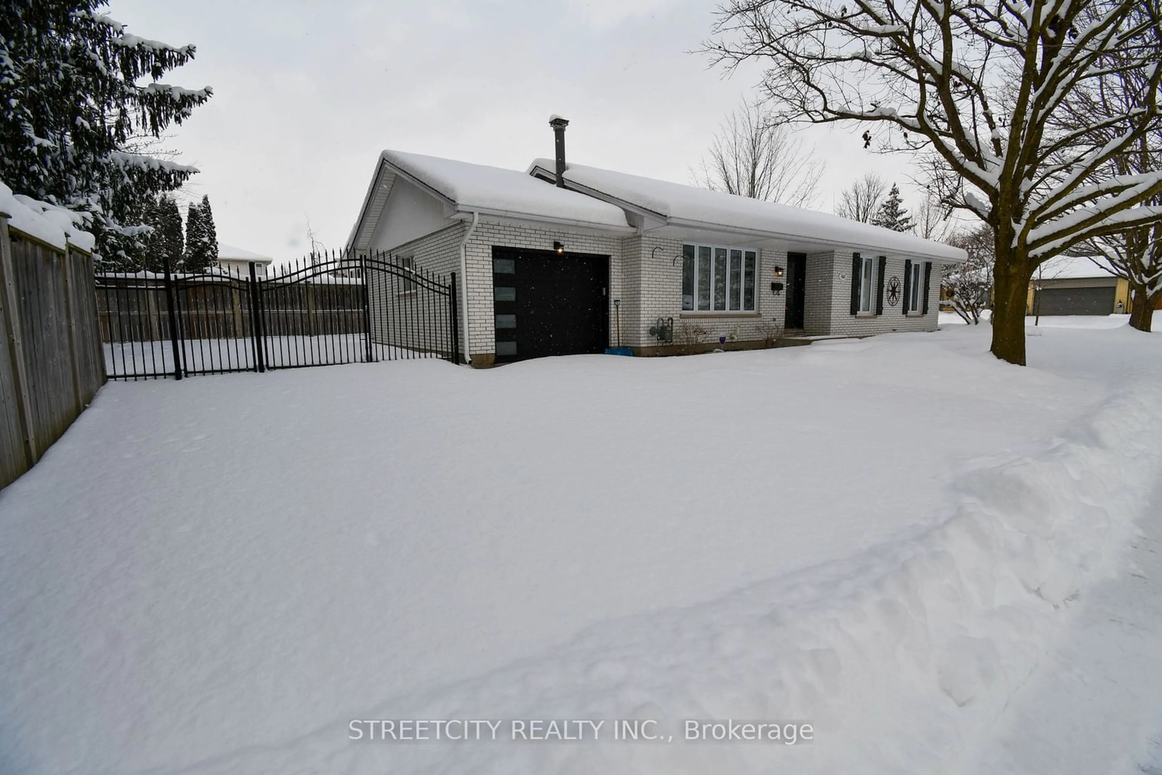 A pic from outside/outdoor area/front of a property/back of a property/a pic from drone, street for 1667 Milestone Rd, London Ontario N5X 2G1