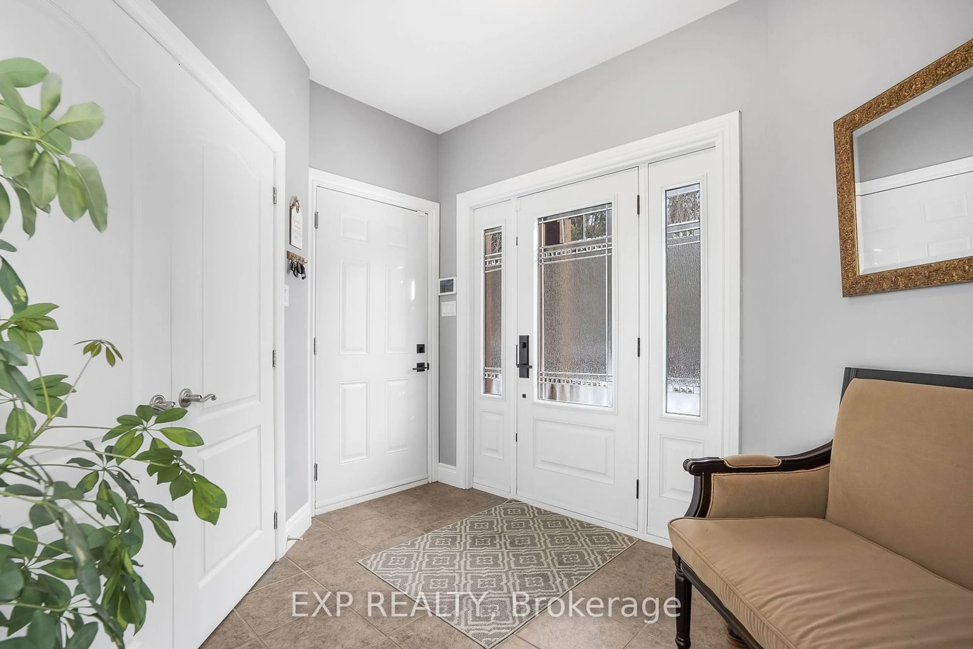 Indoor entryway for 701 Fox Run Rd, Champlain Ontario K6A 0G7