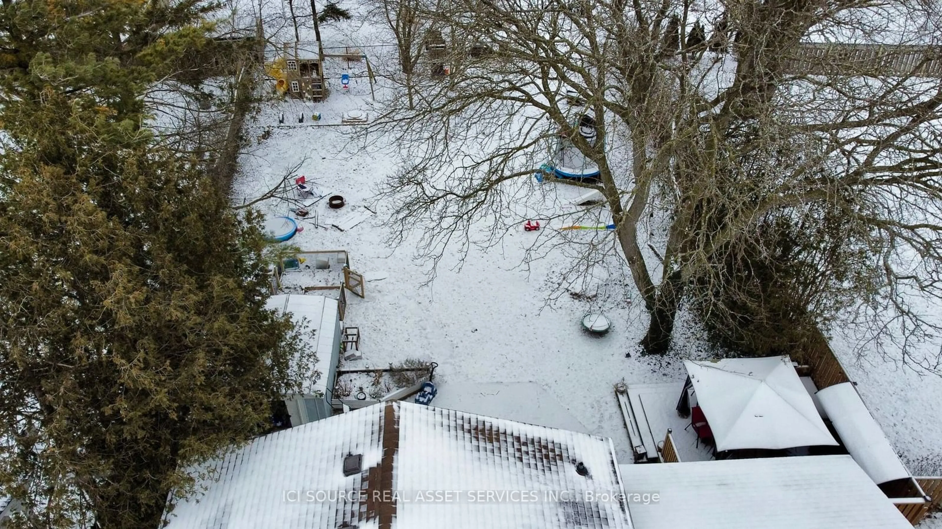 A pic from outside/outdoor area/front of a property/back of a property/a pic from drone, street for 784 Westbury Cres, London Ontario N6J 3C7