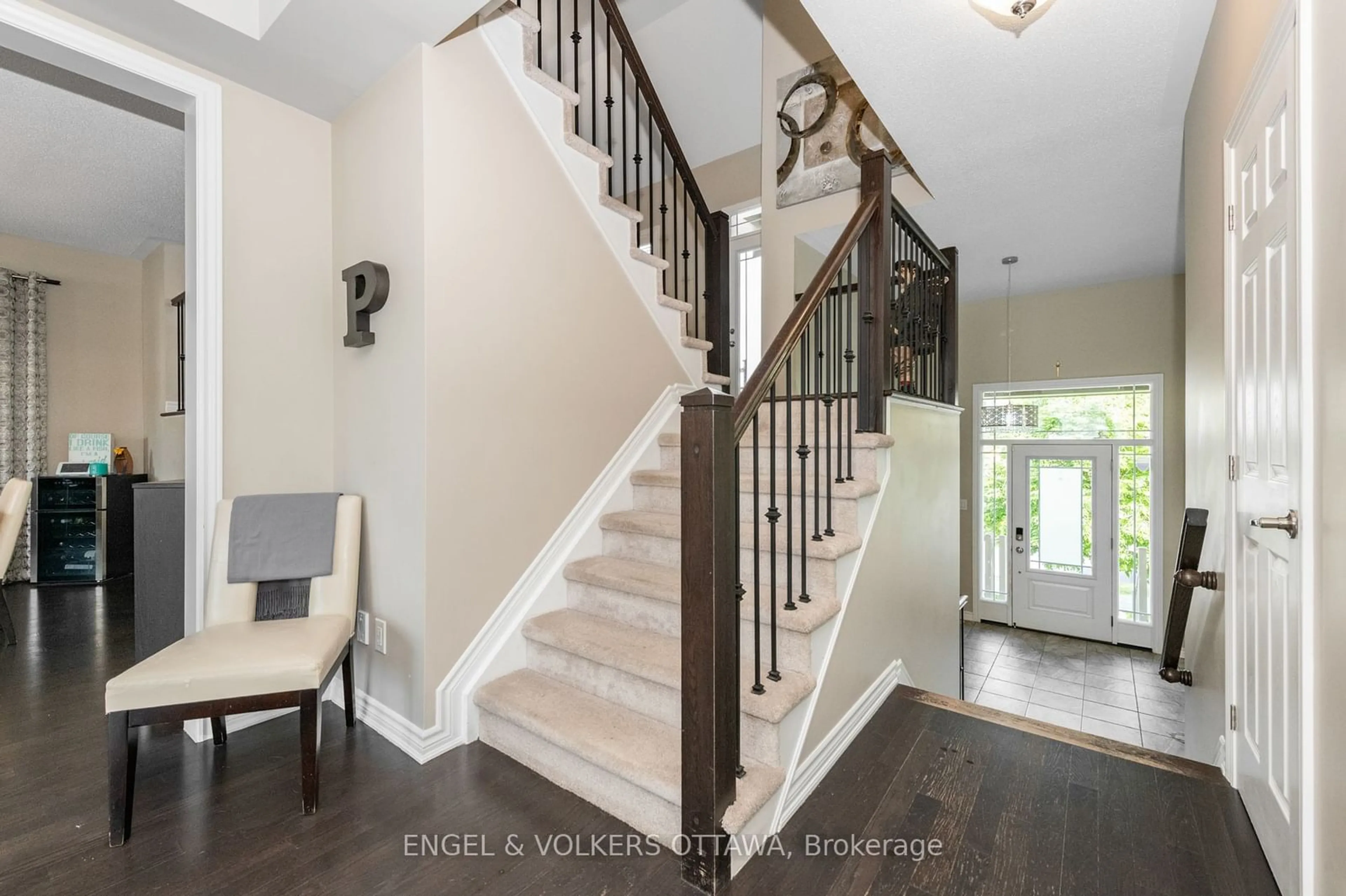 Indoor entryway for 654 Dundonald Dr, Barrhaven Ontario K2J 6C6