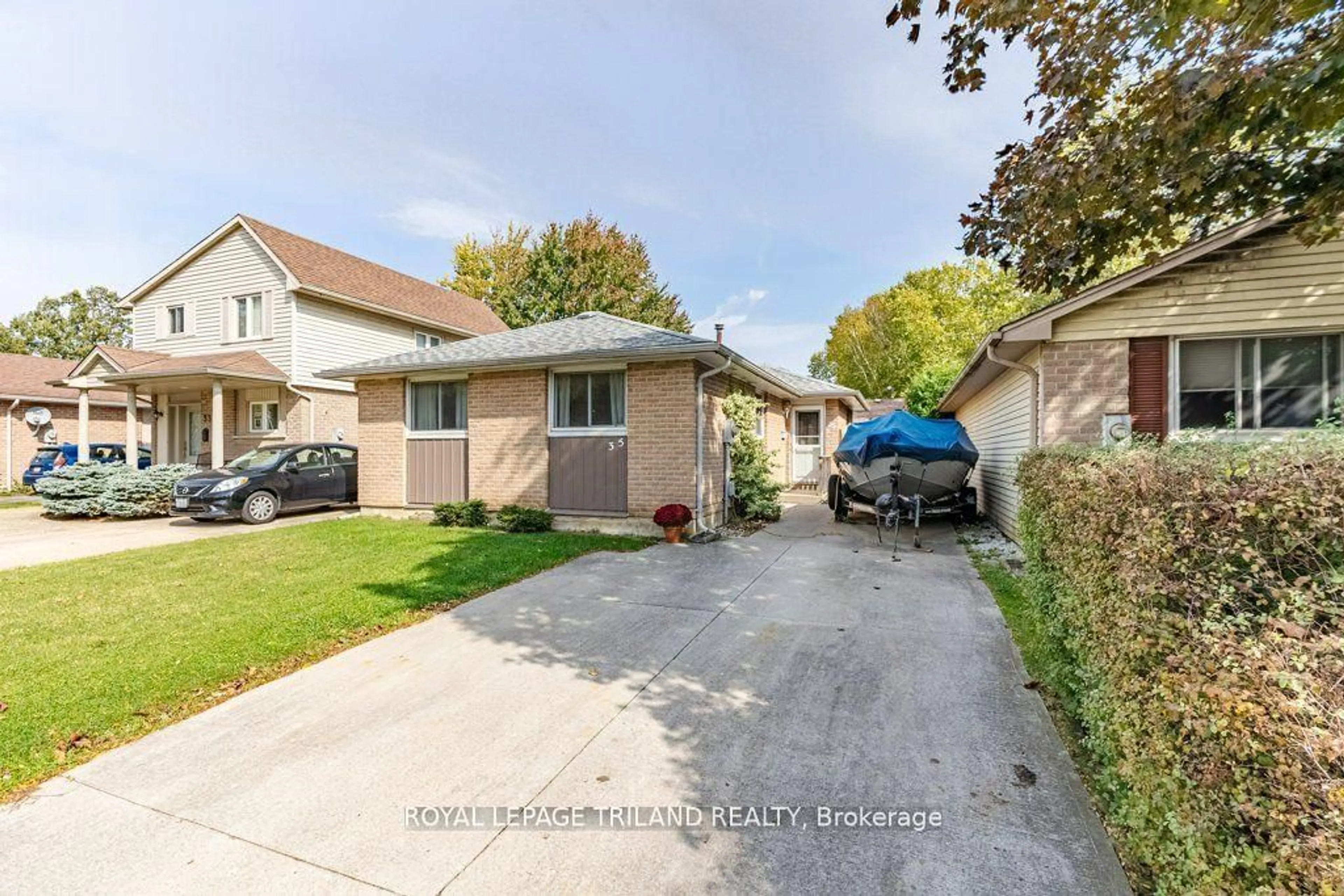 A pic from outside/outdoor area/front of a property/back of a property/a pic from drone, street for 35 Caprice Cres, London Ontario N5V 3L9