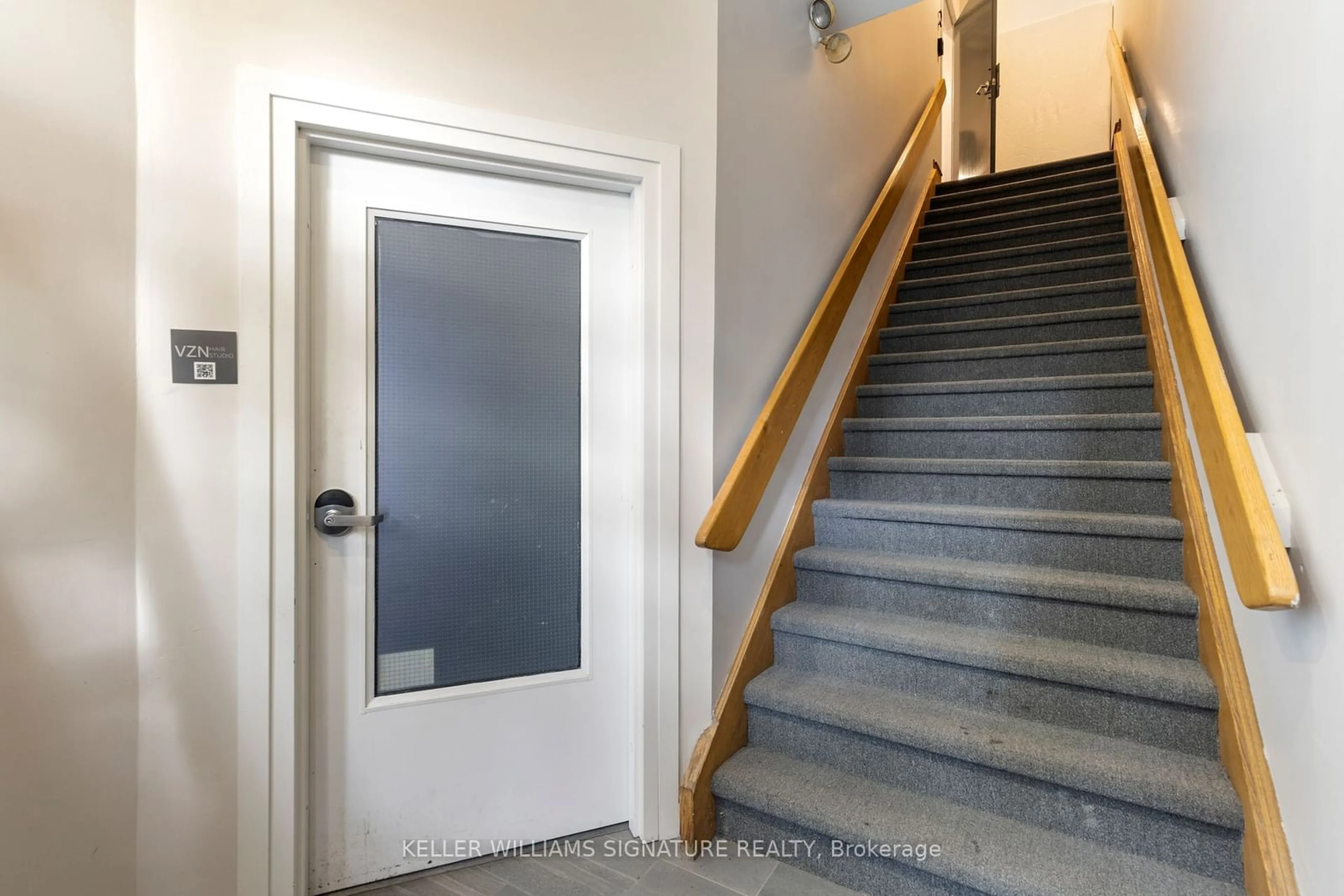 Indoor foyer for 76 George St, Hamilton Ontario L8P 1C9