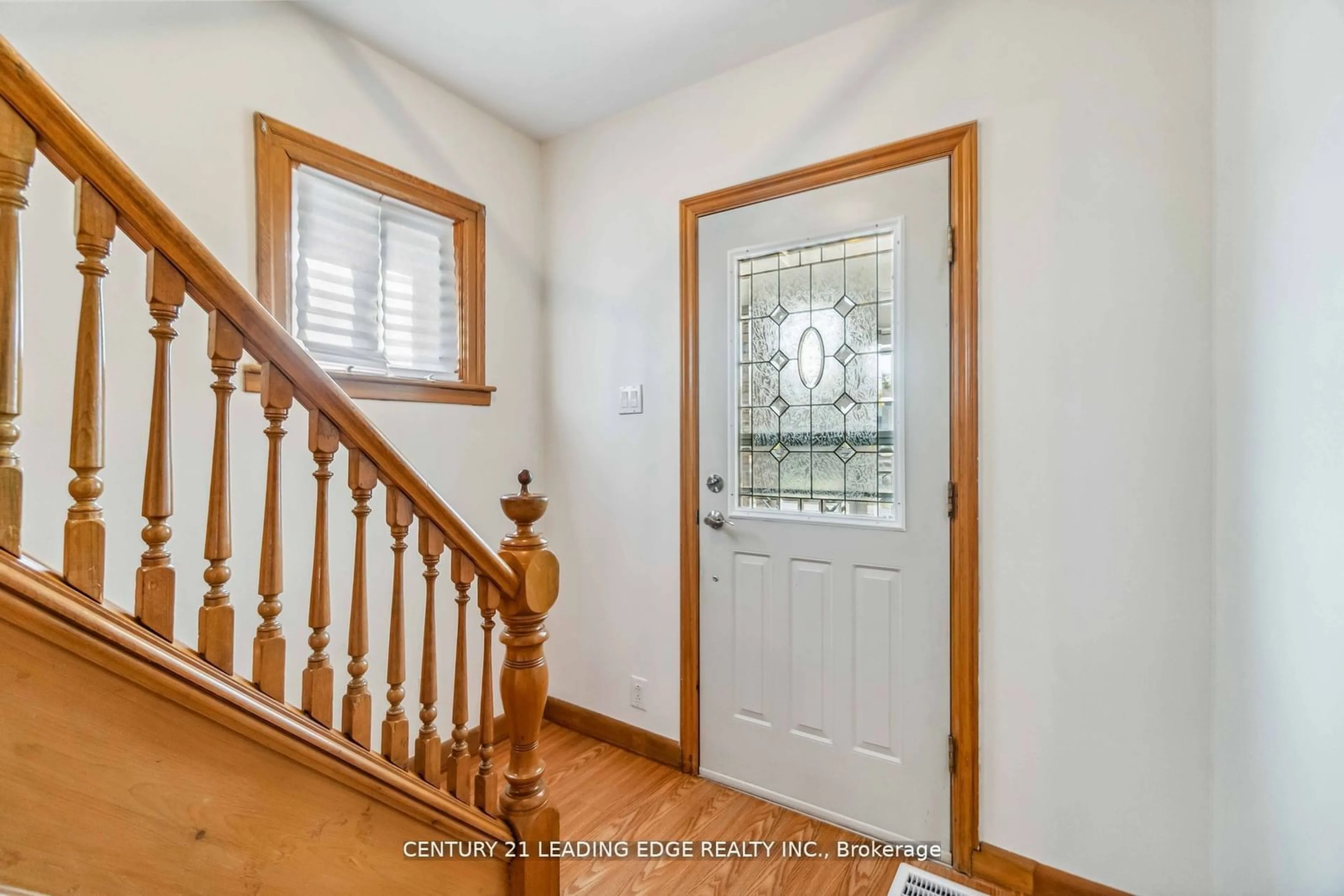 Indoor entryway for 104 Regent St, Welland Ontario L3B 4M8