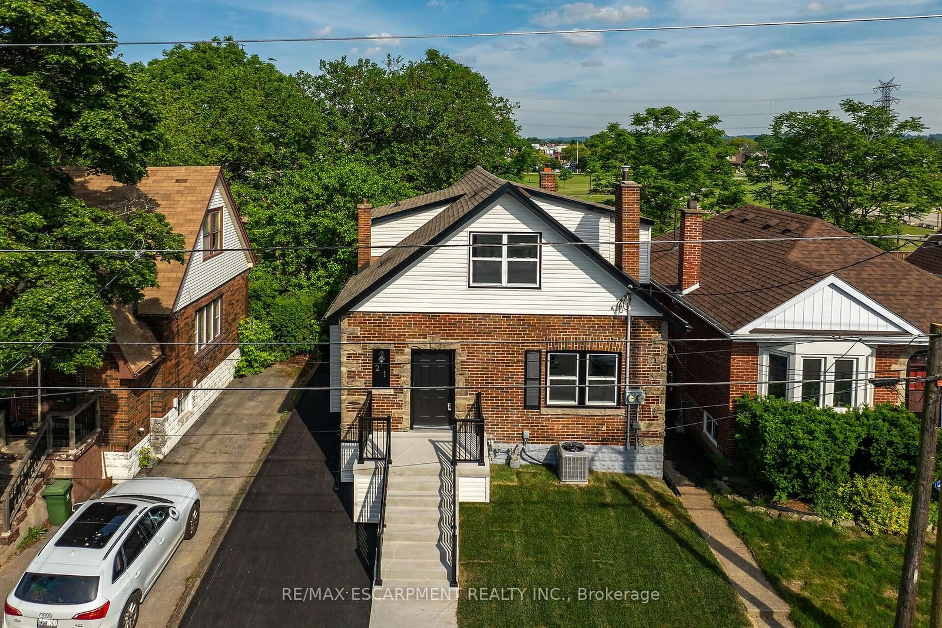 A pic from outside/outdoor area/front of a property/back of a property/a pic from drone, street for 21 Weir St, Hamilton Ontario L8K 3A3