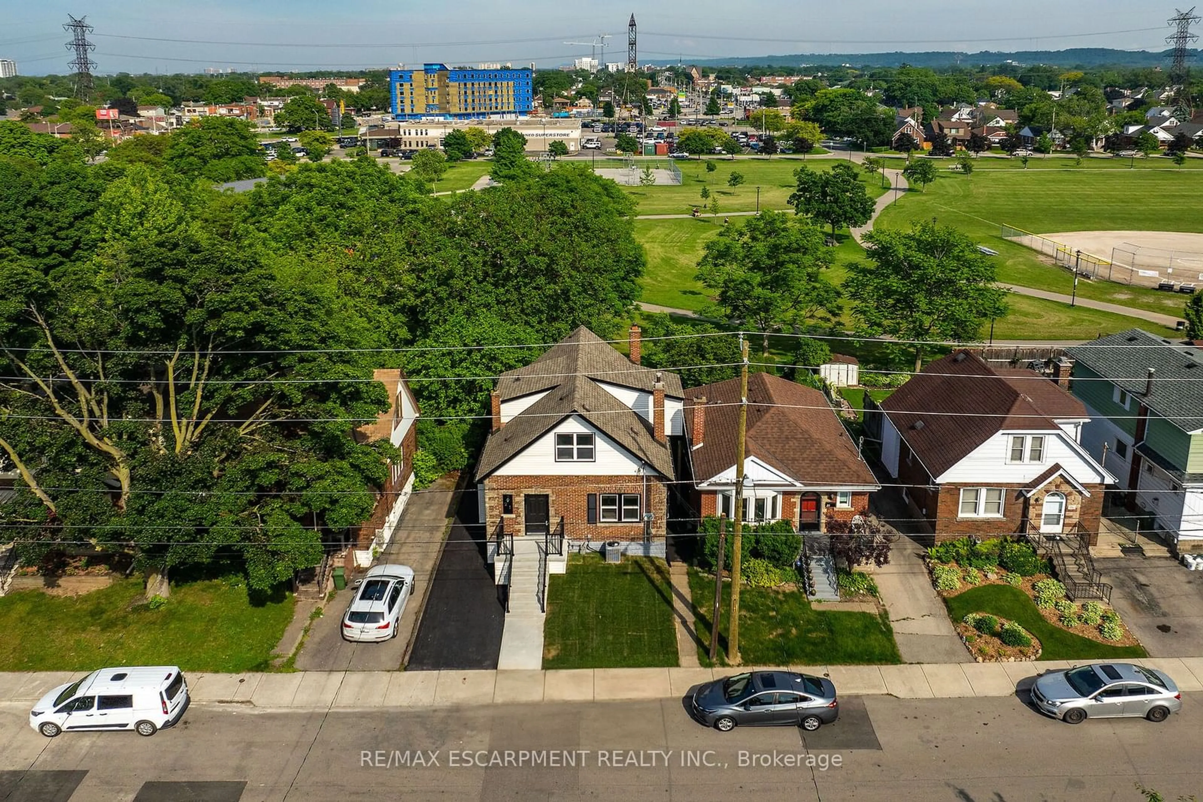 A pic from outside/outdoor area/front of a property/back of a property/a pic from drone, street for 21 Weir St, Hamilton Ontario L8K 3A3