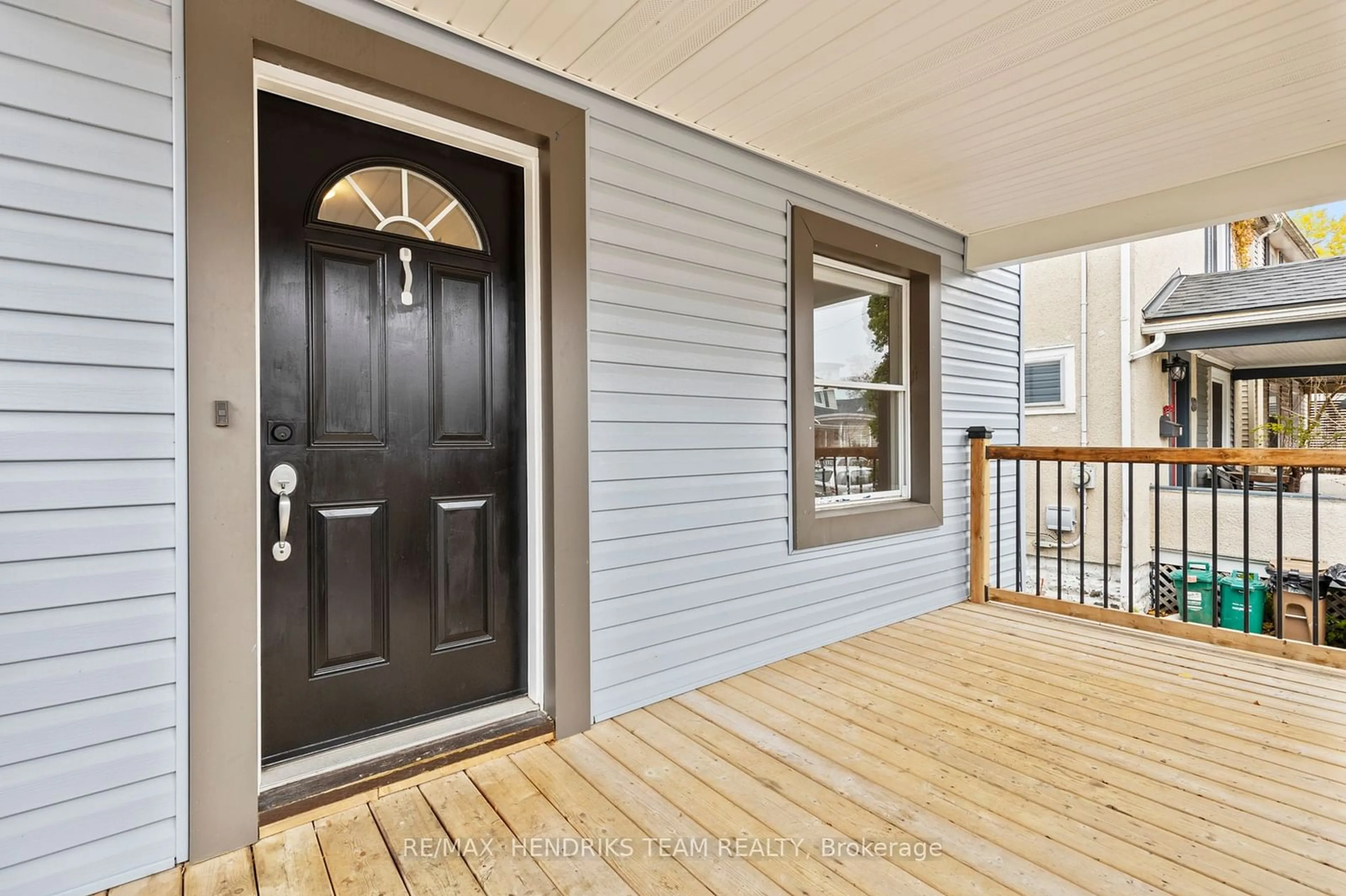 Indoor entryway for 102 Lowell Ave, St. Catharines Ontario L2R 2E2