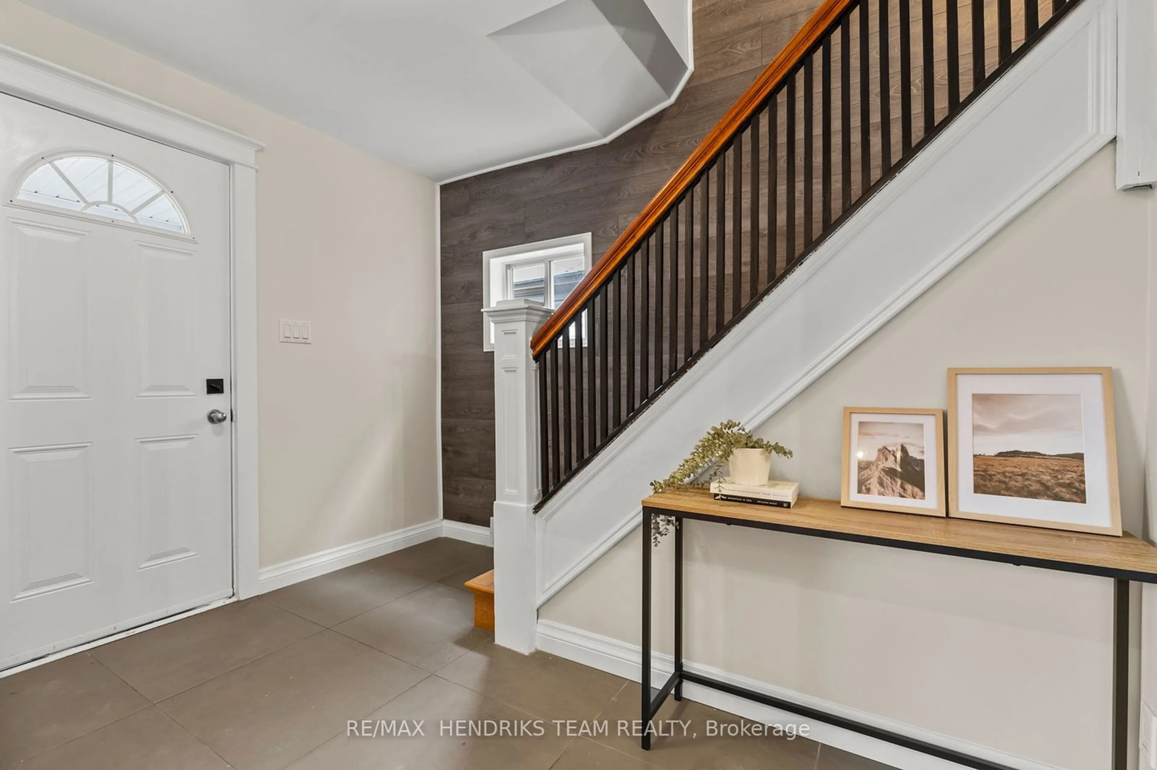 Indoor entryway for 102 Lowell Ave, St. Catharines Ontario L2R 2E2