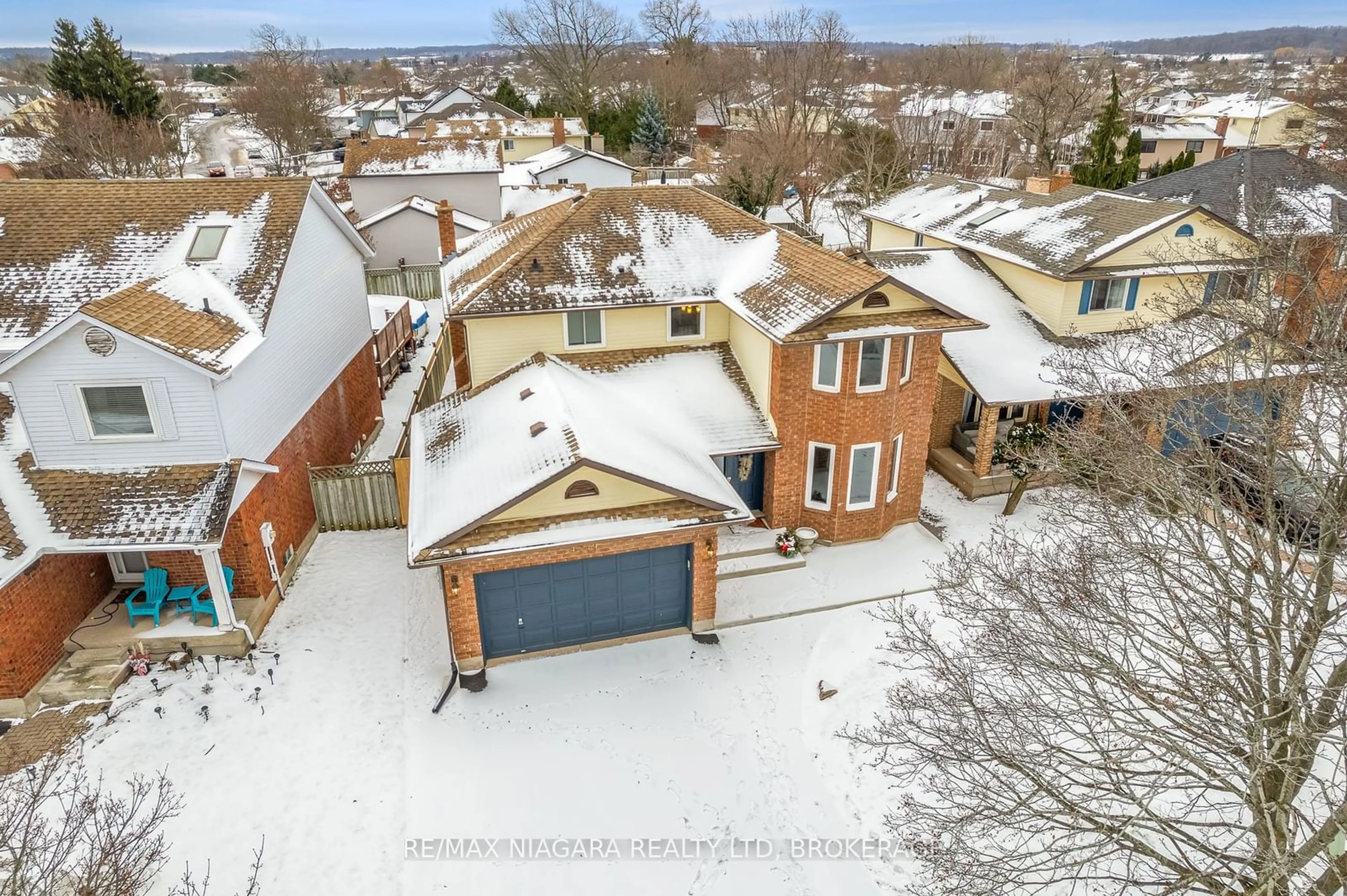 A pic from outside/outdoor area/front of a property/back of a property/a pic from drone, street for 4549 Green Meadow Blvd, Lincoln Ontario L3J 0B2