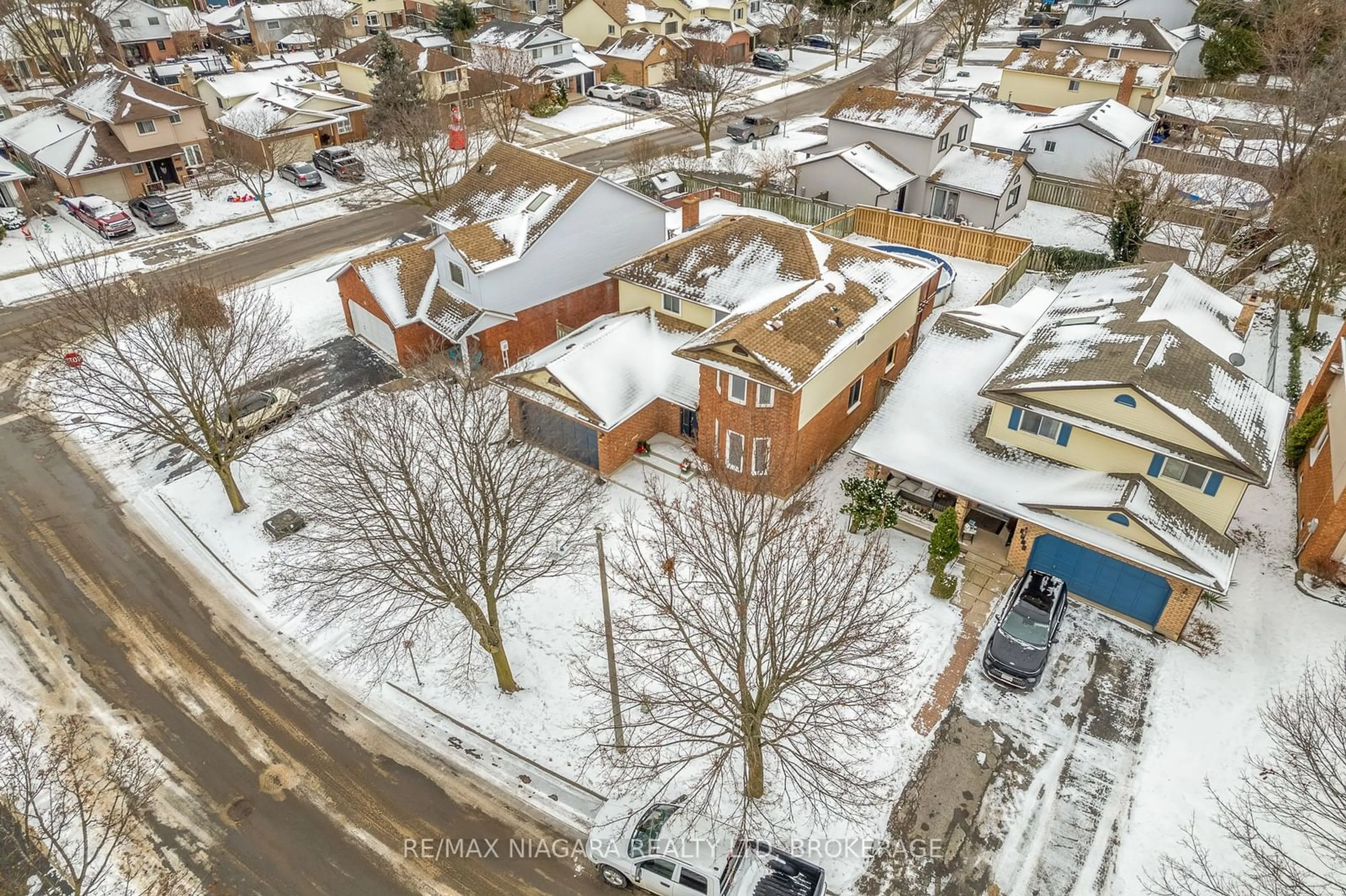 A pic from outside/outdoor area/front of a property/back of a property/a pic from drone, street for 4549 Green Meadow Blvd, Lincoln Ontario L3J 0B2