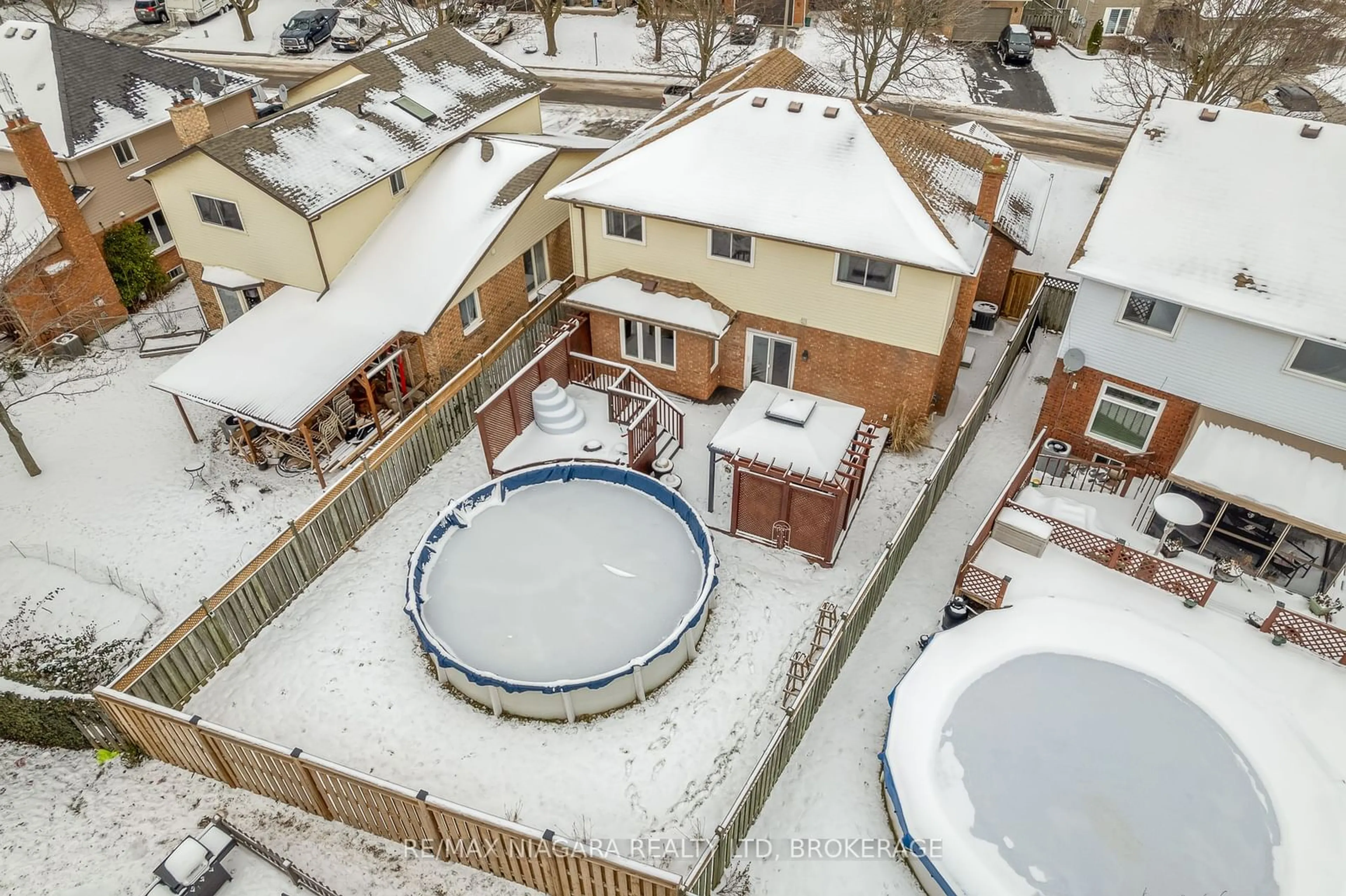 A pic from outside/outdoor area/front of a property/back of a property/a pic from drone, street for 4549 Green Meadow Blvd, Lincoln Ontario L3J 0B2