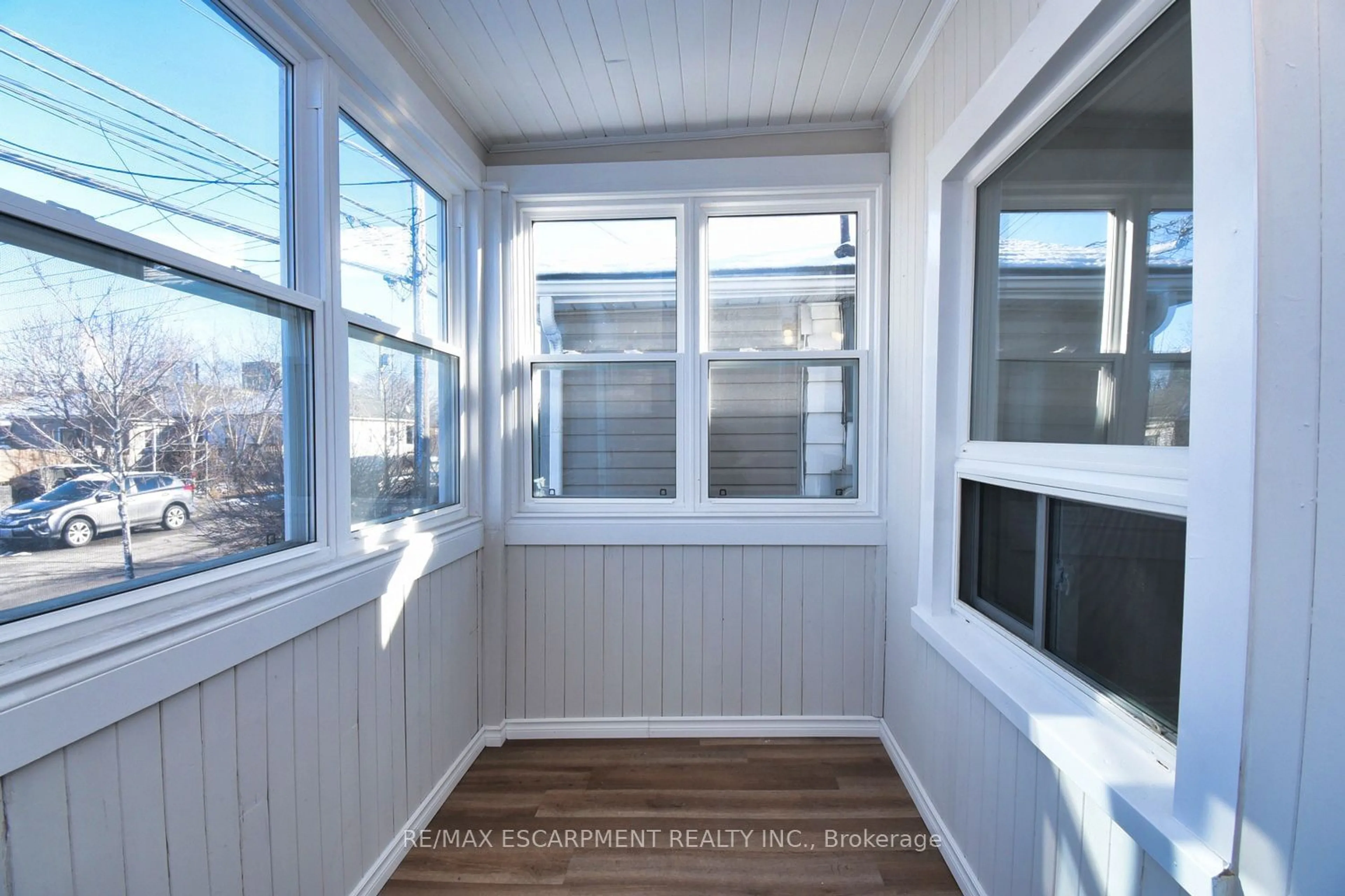 Indoor entryway for 32 Vansitmart Ave, Hamilton Ontario L8H 3A3