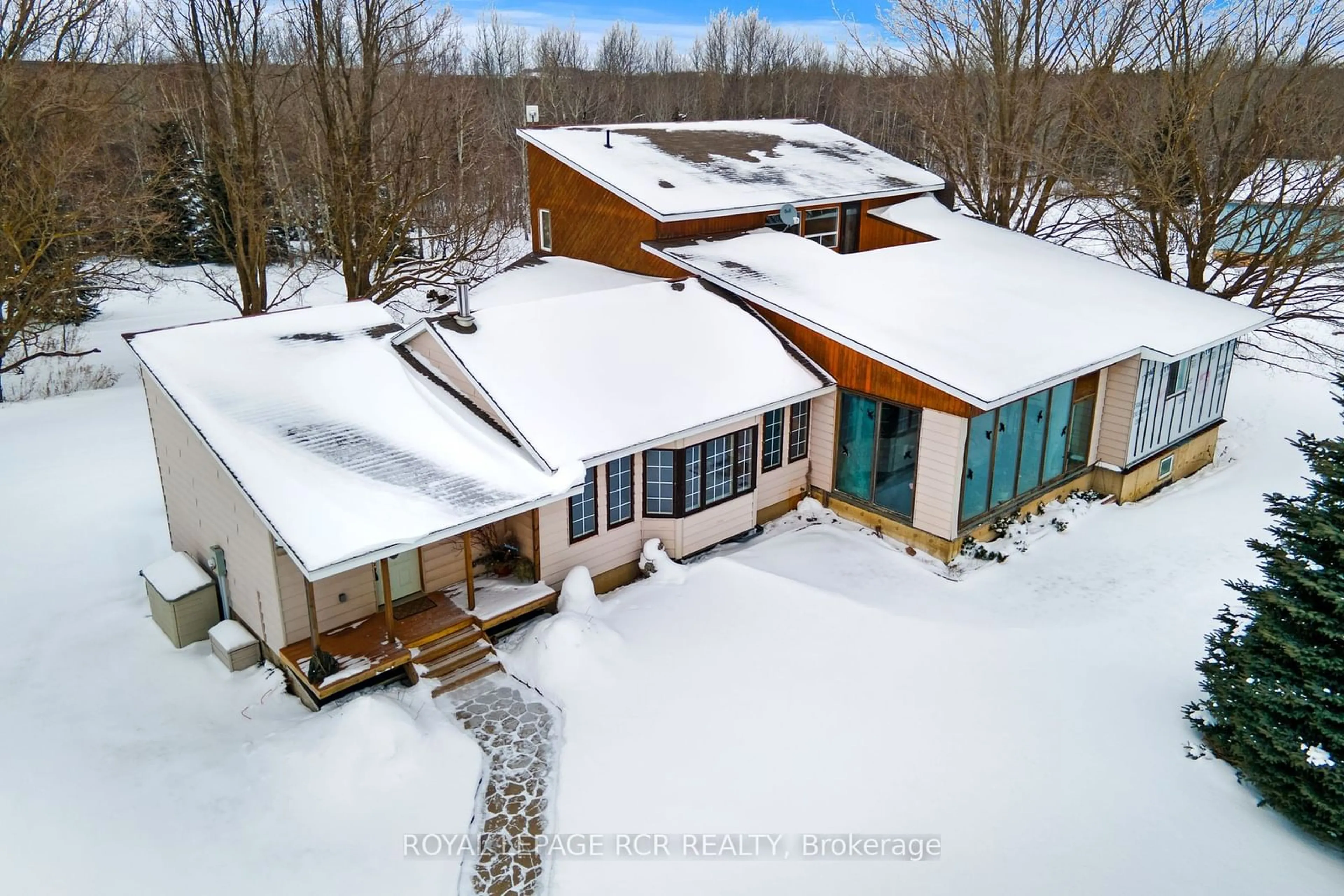 A pic from outside/outdoor area/front of a property/back of a property/a pic from drone, building for 595133 Blind Line, Mono Ontario L9W 5N4