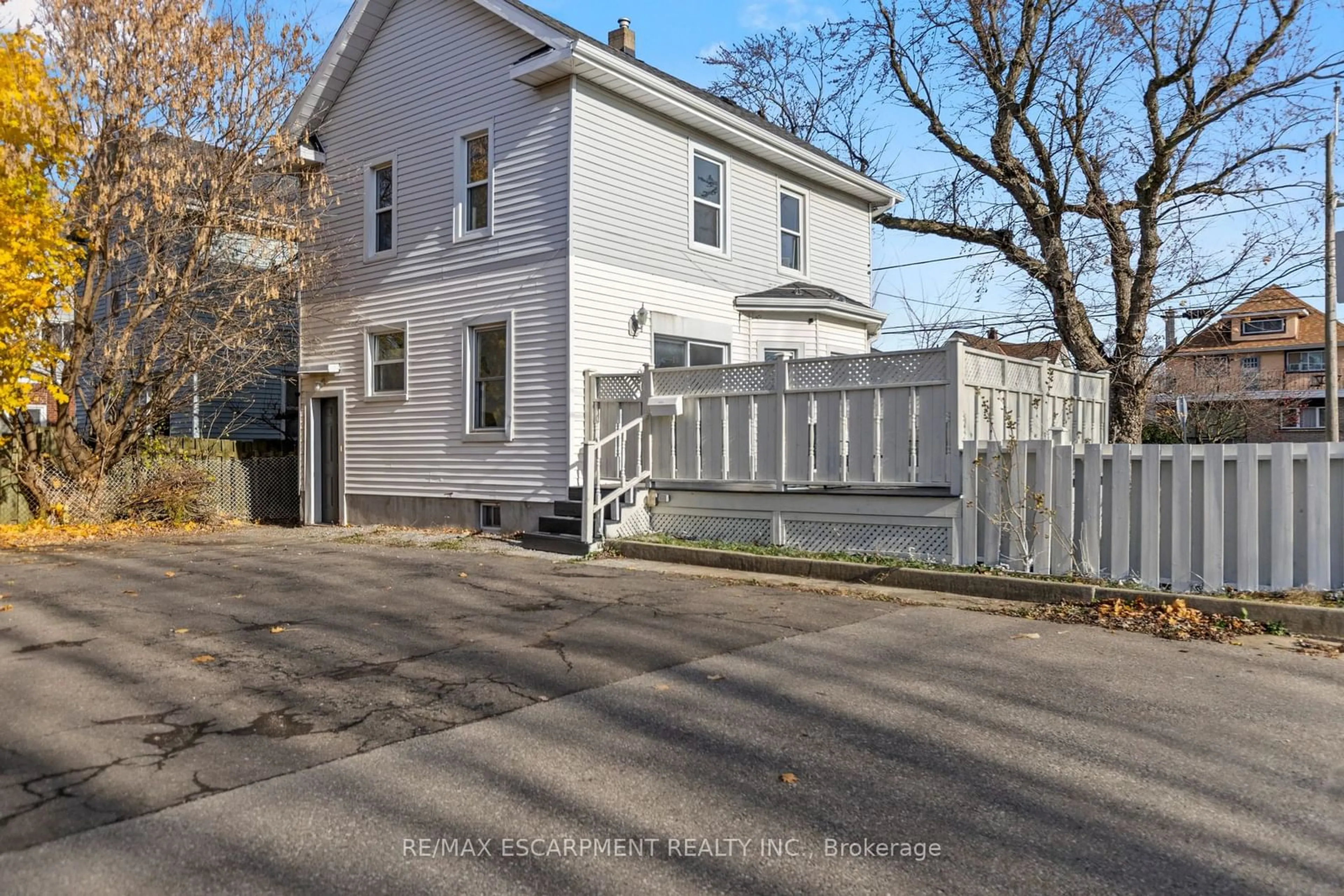 A pic from outside/outdoor area/front of a property/back of a property/a pic from drone, street for 4599 Fourth Ave, Niagara Falls Ontario L2E 4N5