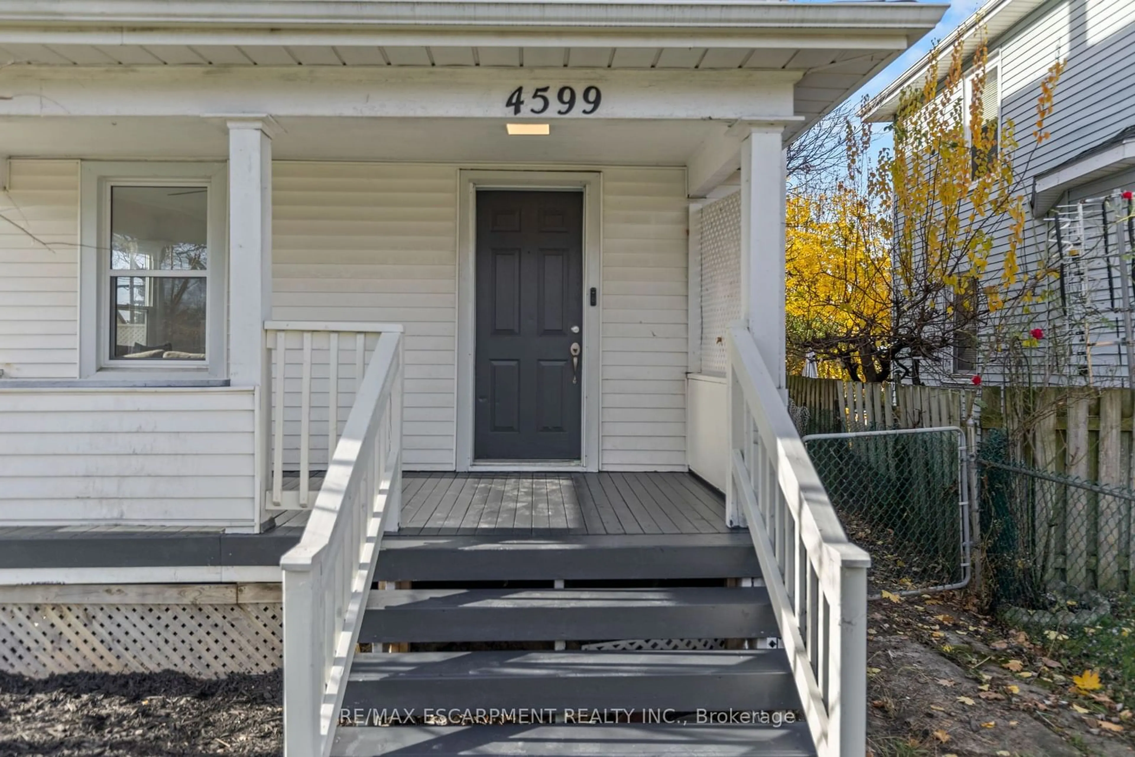 Indoor entryway for 4599 Fourth Ave, Niagara Falls Ontario L2E 4N5