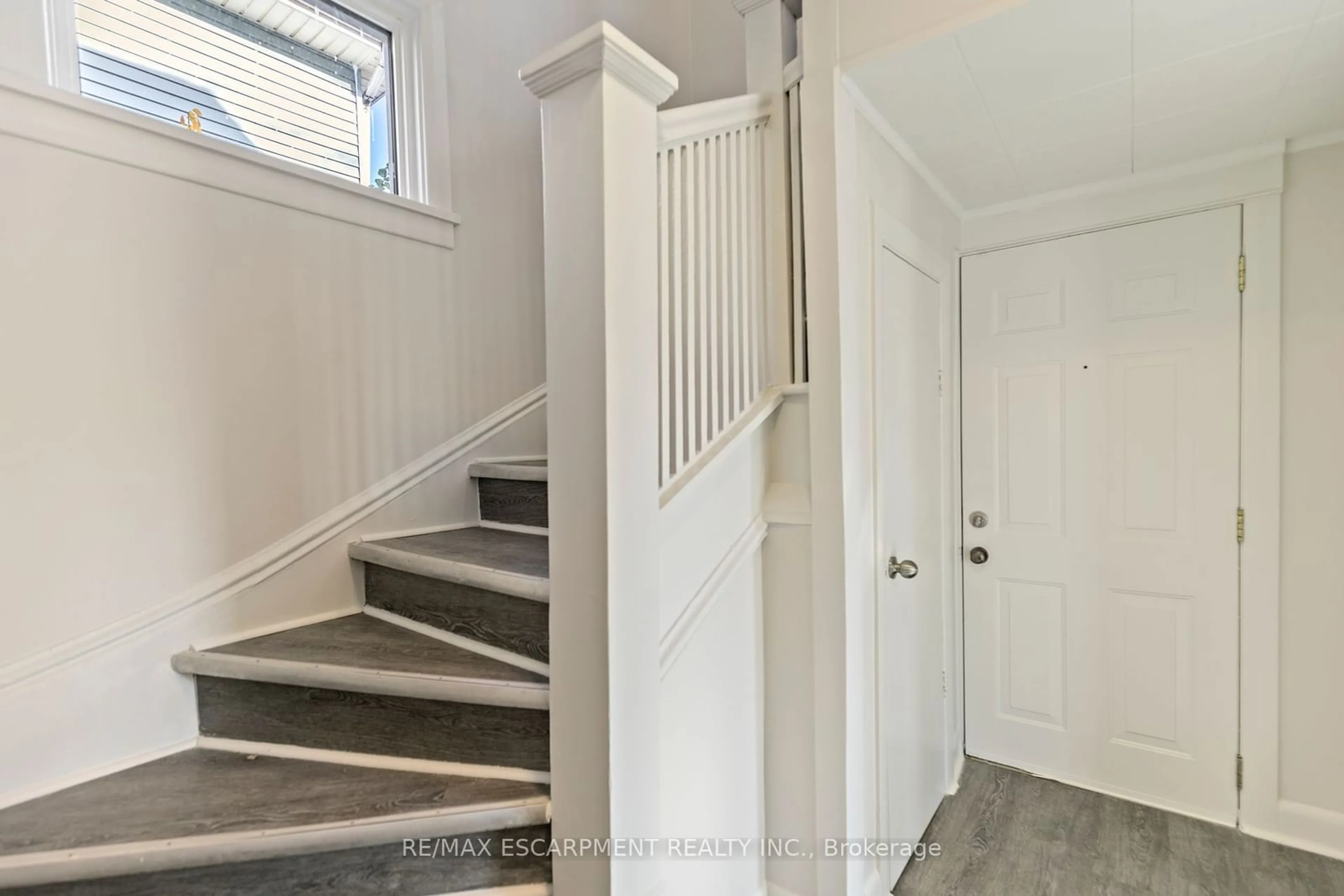 Stairs for 4599 Fourth Ave, Niagara Falls Ontario L2E 4N5