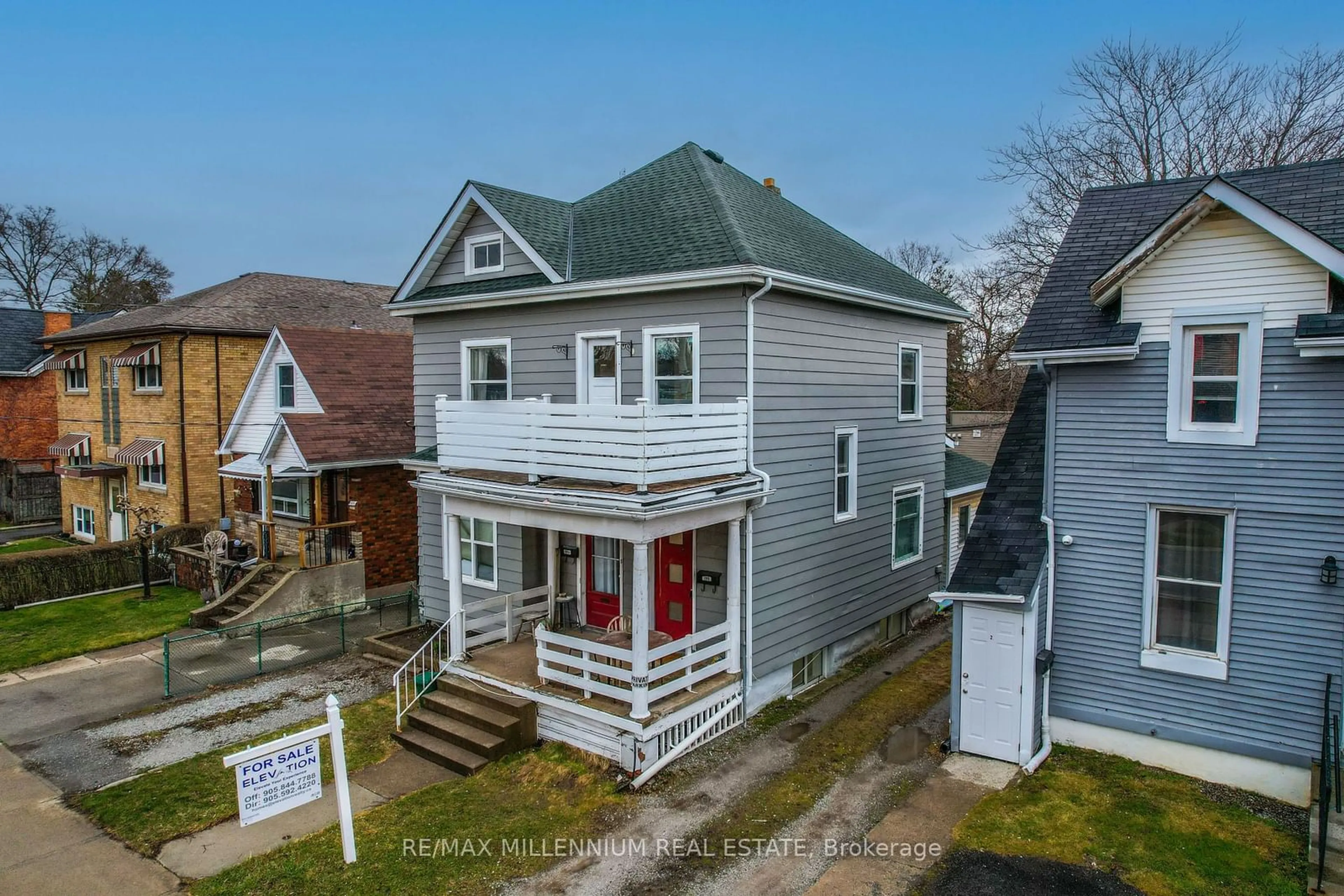 A pic from outside/outdoor area/front of a property/back of a property/a pic from drone, street for 128 Geneva St, St. Catharines Ontario L2R 4N6