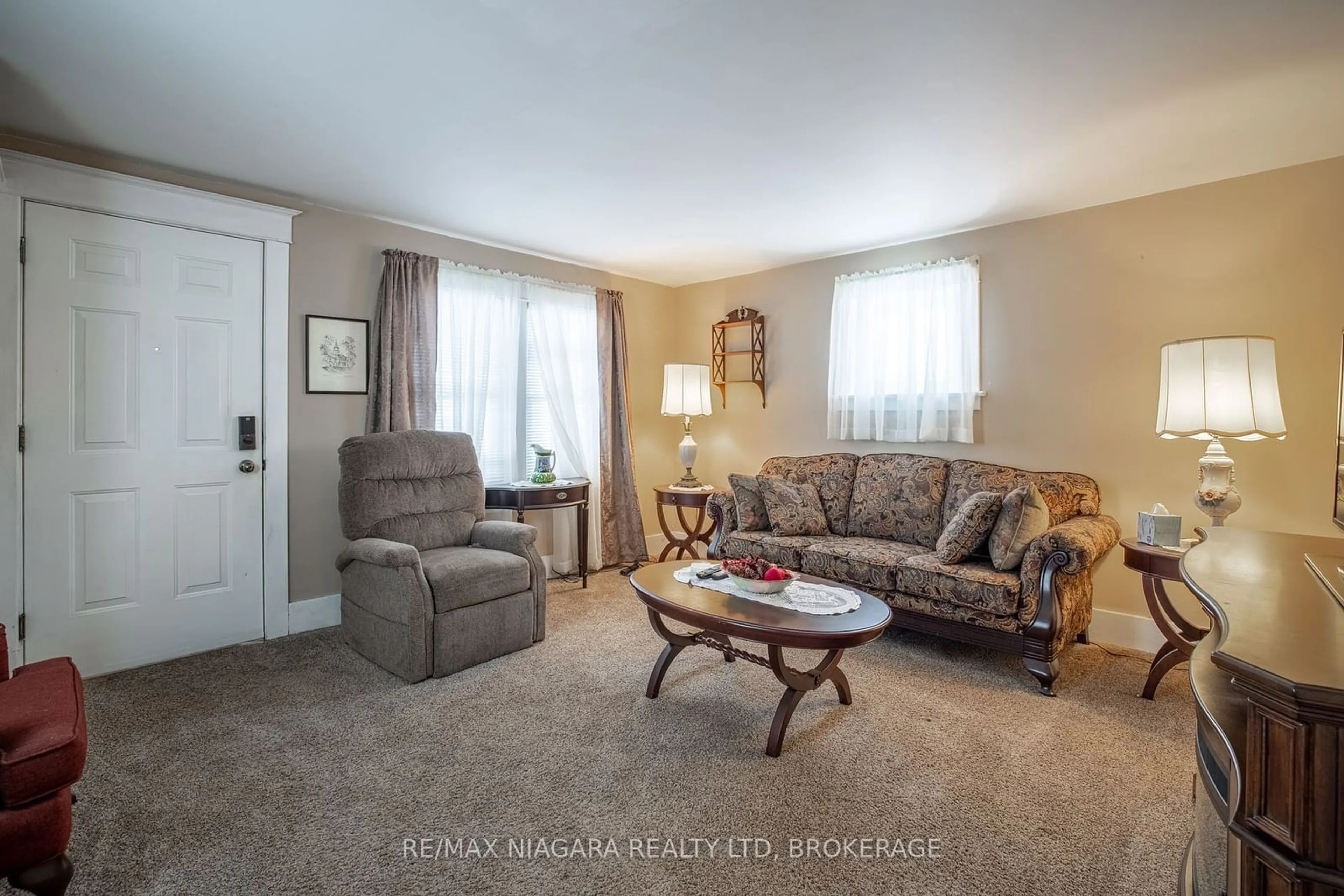 Living room with furniture, unknown for 6321 Bellevue St, Niagara Falls Ontario L2E 1Y9