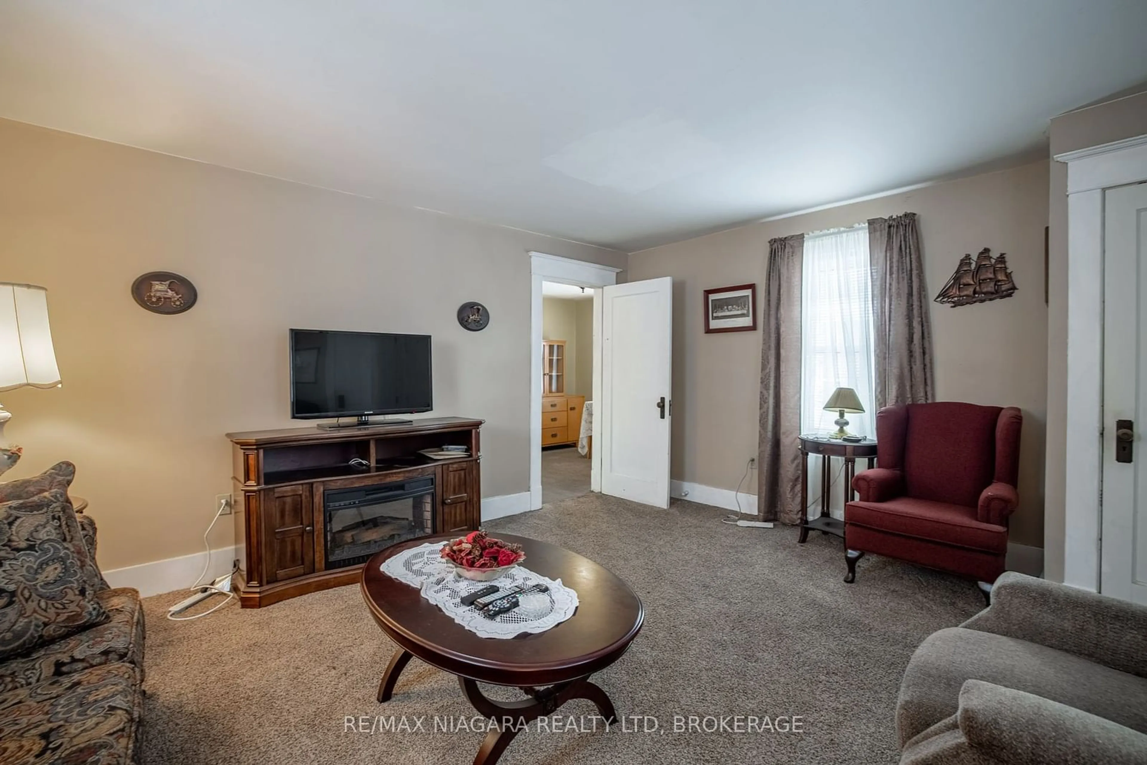 Living room with furniture, unknown for 6321 Bellevue St, Niagara Falls Ontario L2E 1Y9