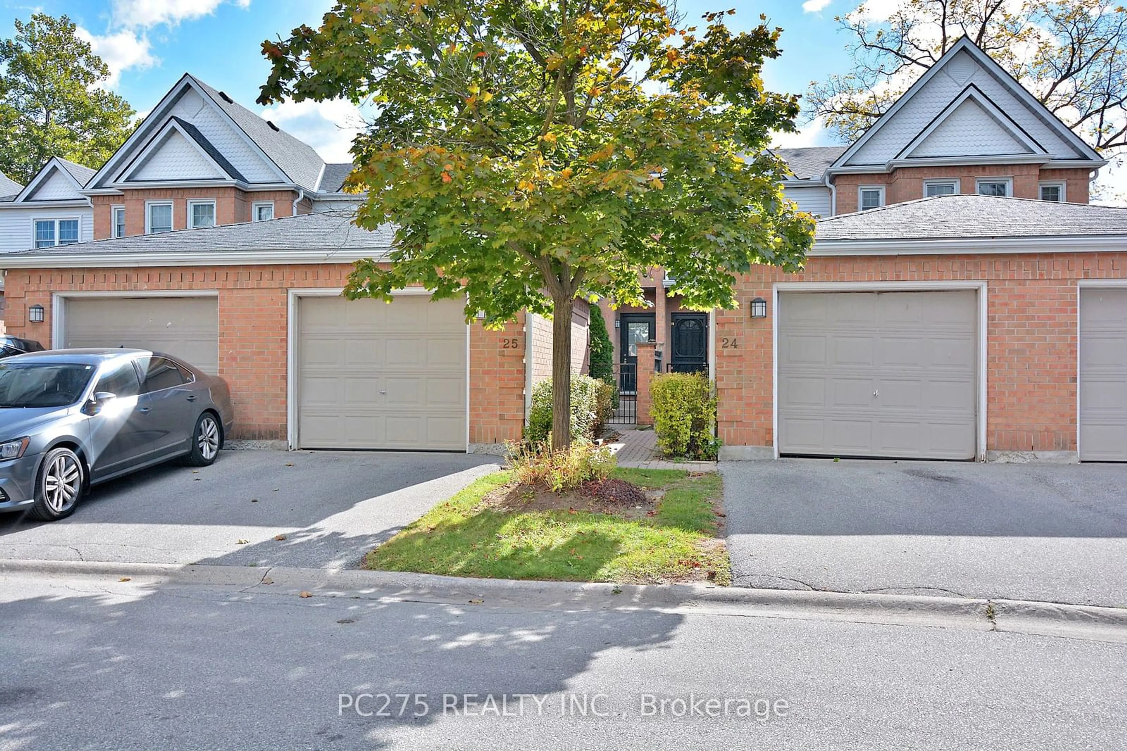 A pic from outside/outdoor area/front of a property/back of a property/a pic from drone, street for 1570 Richmond St #25, London Ontario N6G 4W1