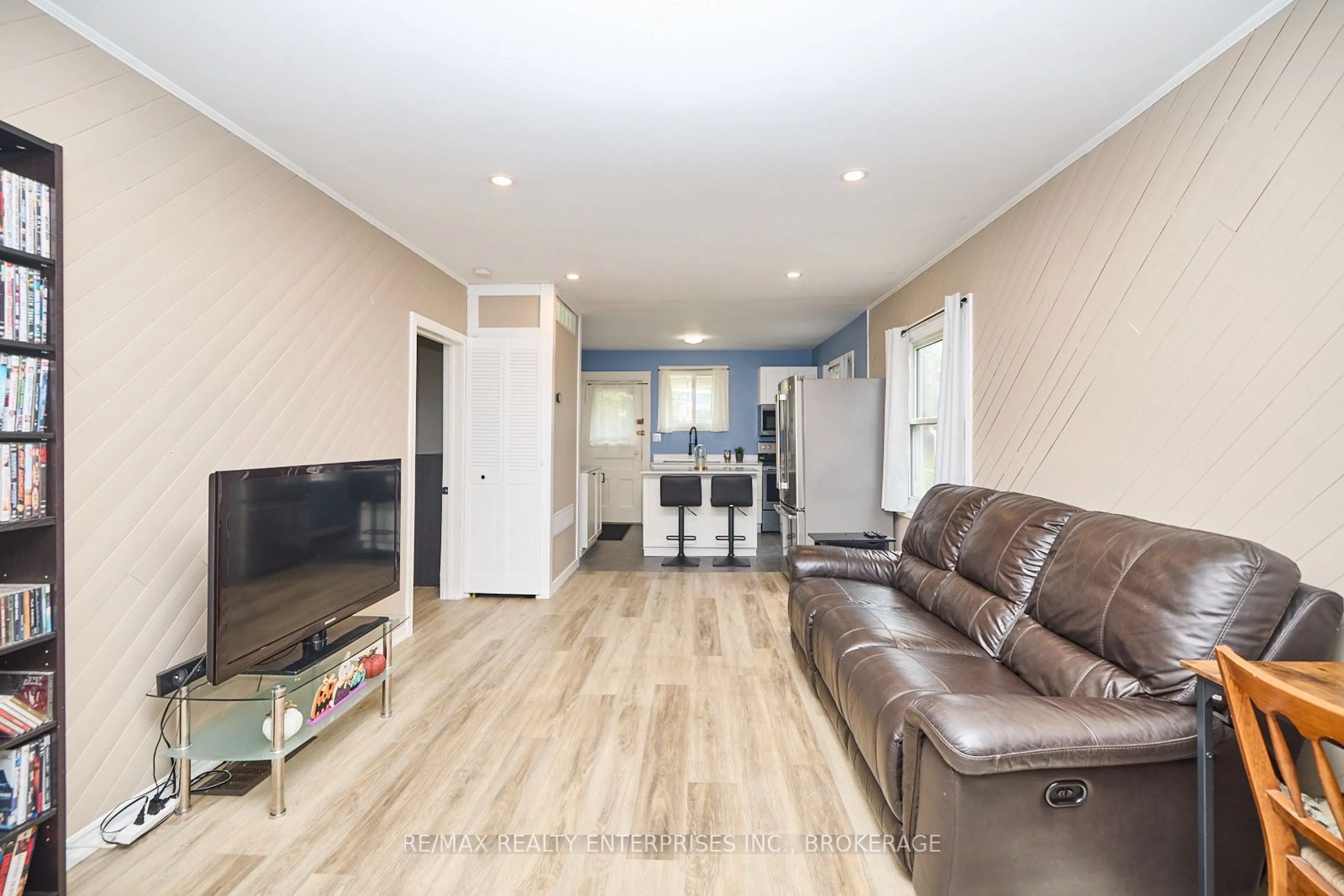 Living room with furniture, wood/laminate floor for 12 Fairburn Ave, St. Catharines Ontario L2T 1B2