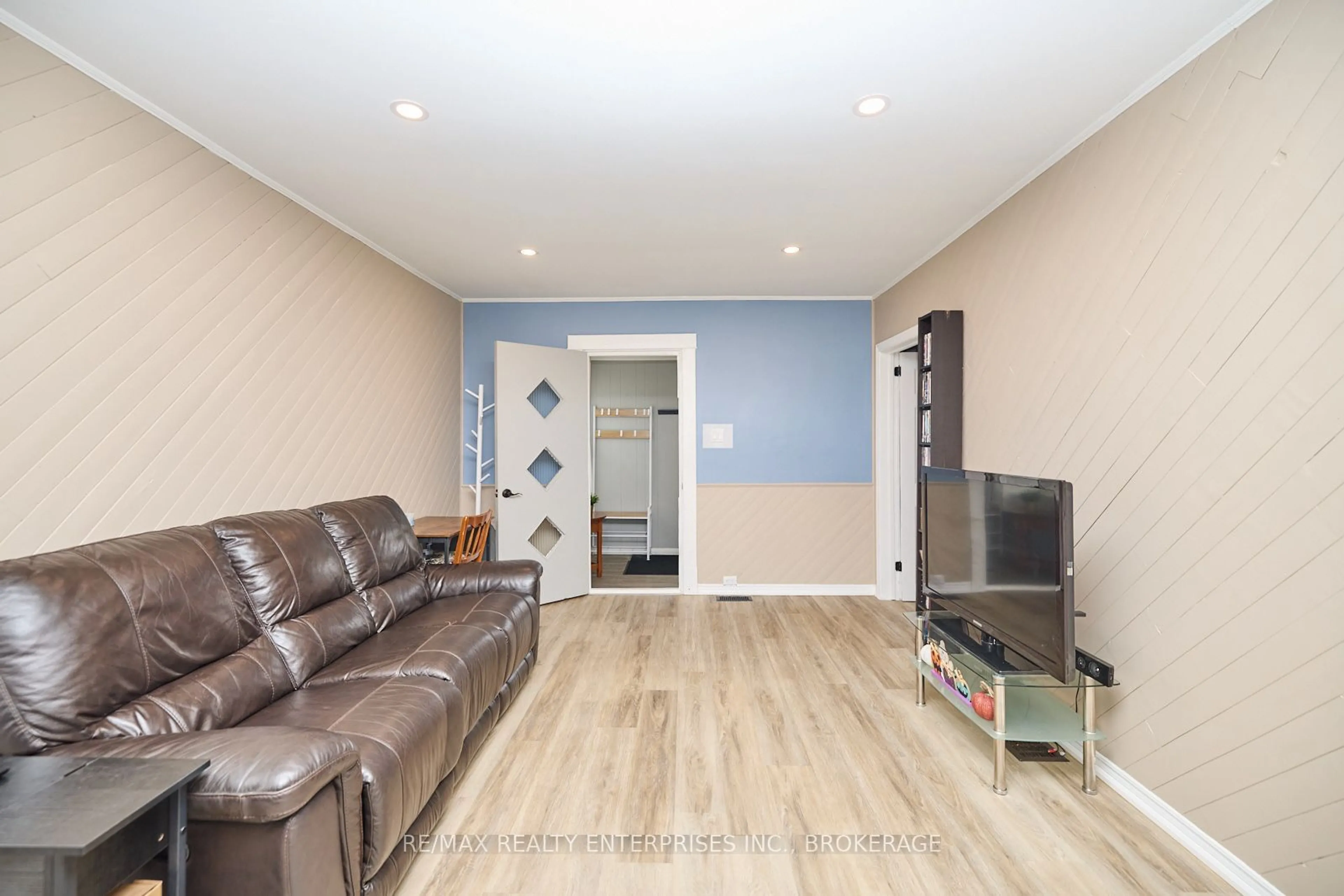 Living room with furniture, wood/laminate floor for 12 Fairburn Ave, St. Catharines Ontario L2T 1B2