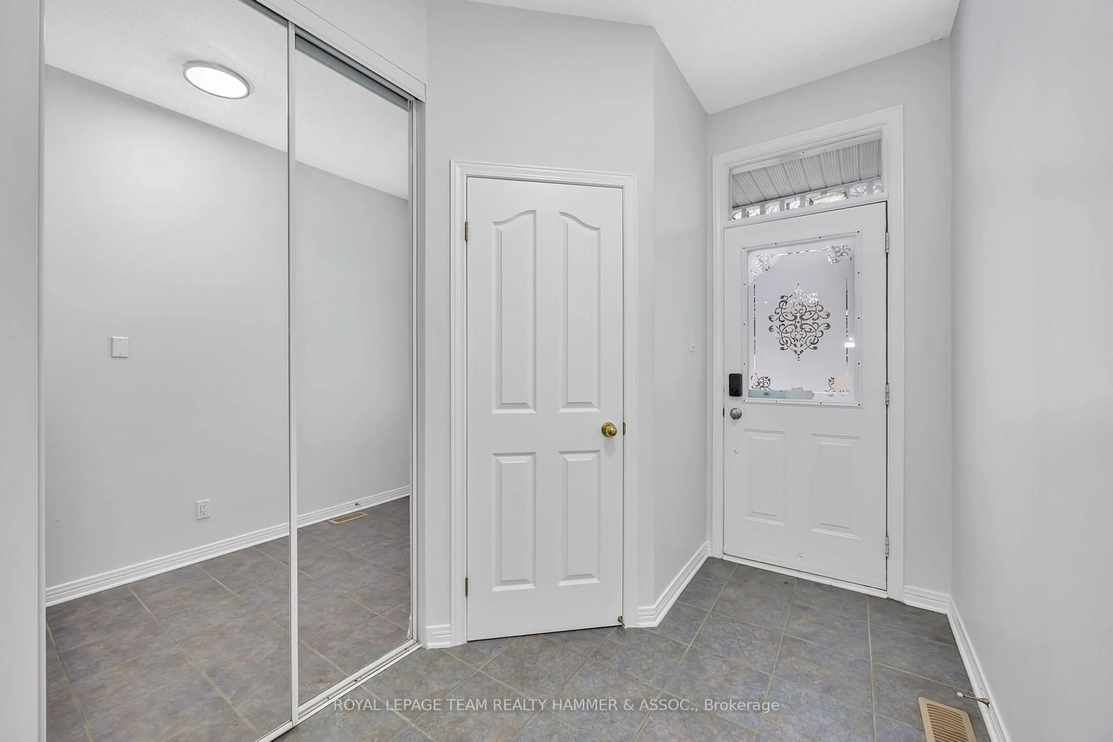 Indoor entryway for 558 Wild Shore Cres, Blossom Park - Airport and Area Ontario K1V 1S9