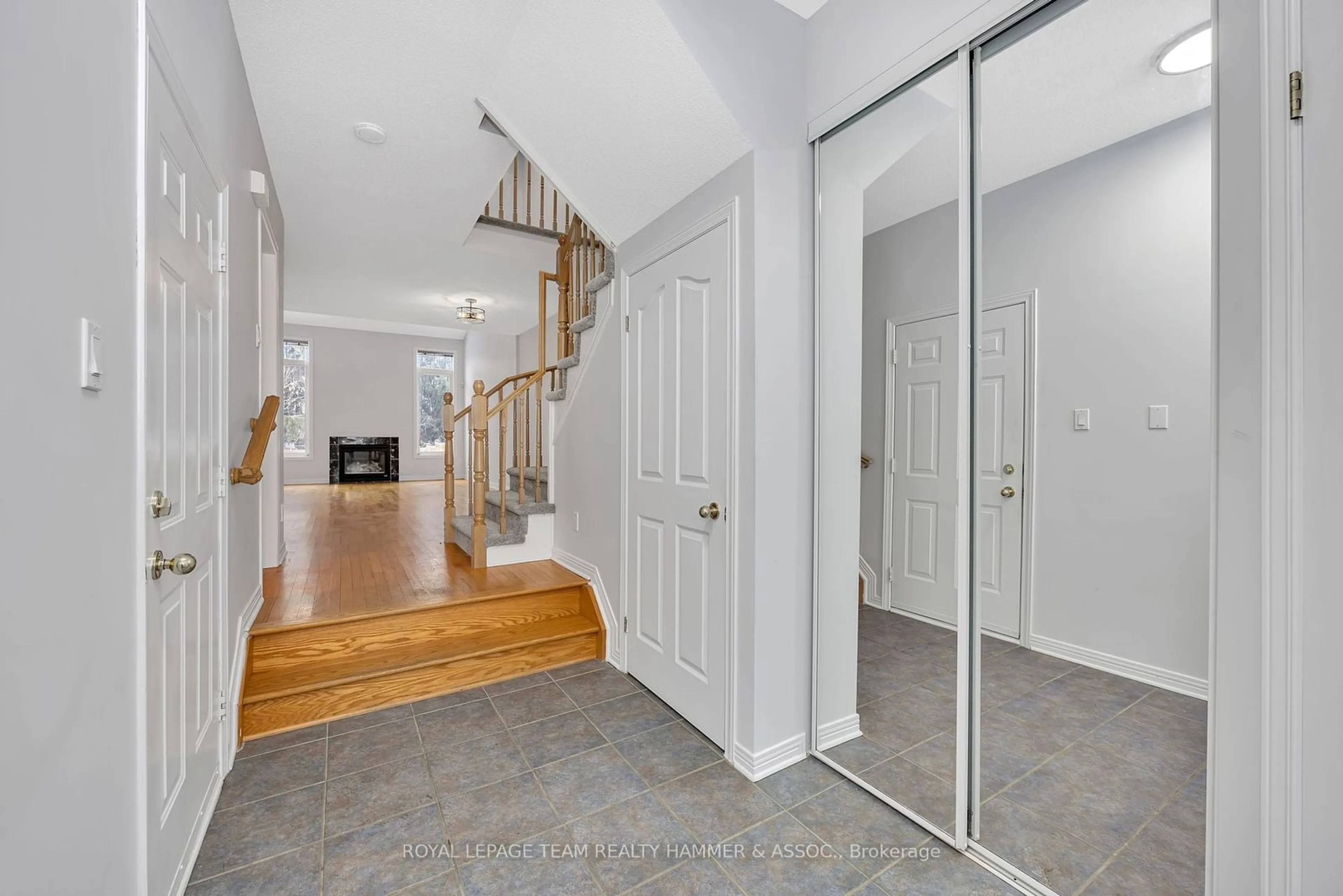 Indoor foyer for 558 Wild Shore Cres, Blossom Park - Airport and Area Ontario K1V 1S9