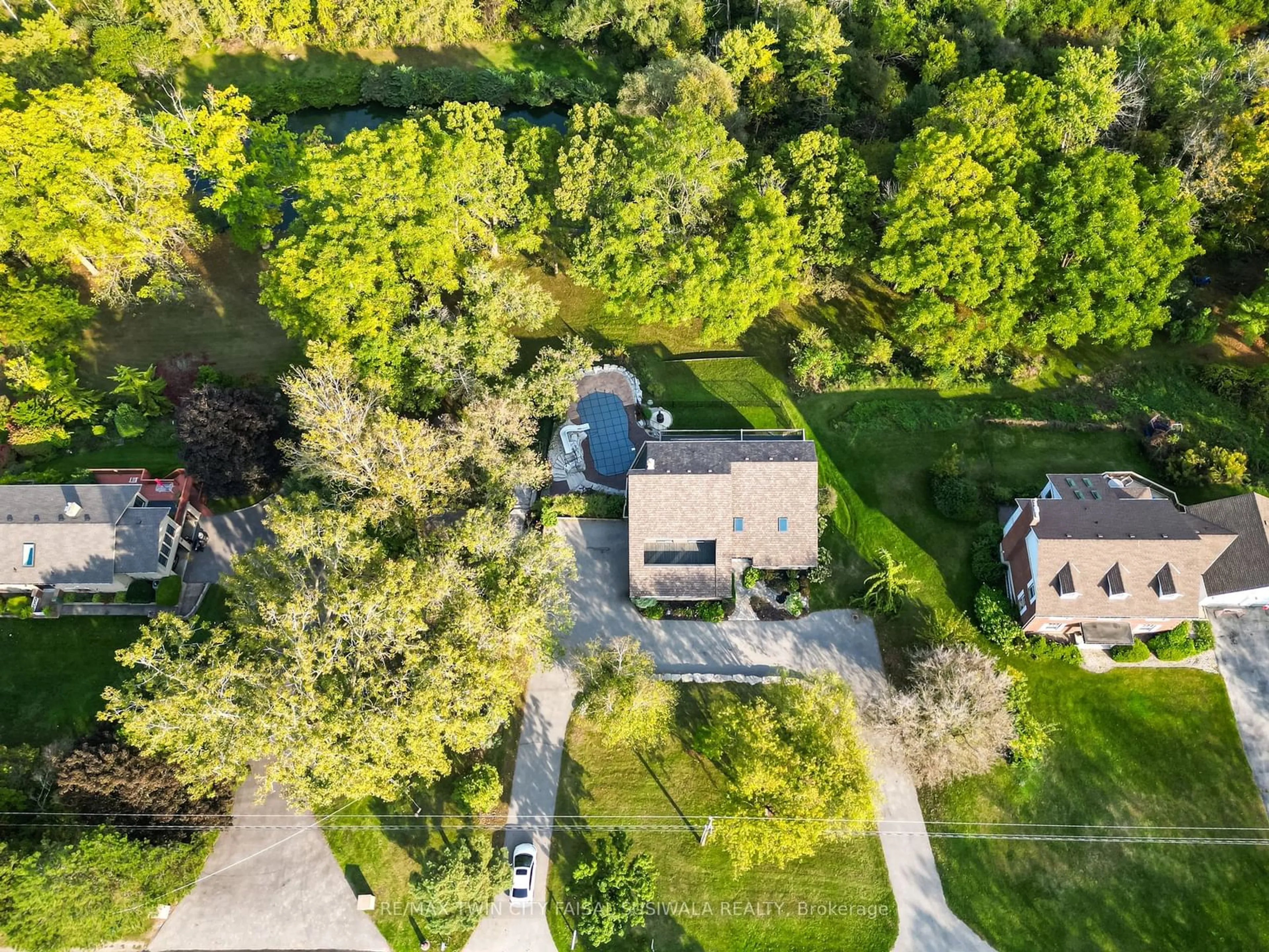 A pic from outside/outdoor area/front of a property/back of a property/a pic from drone, street for 1031 West River Rd, Cambridge Ontario N1R 5S5