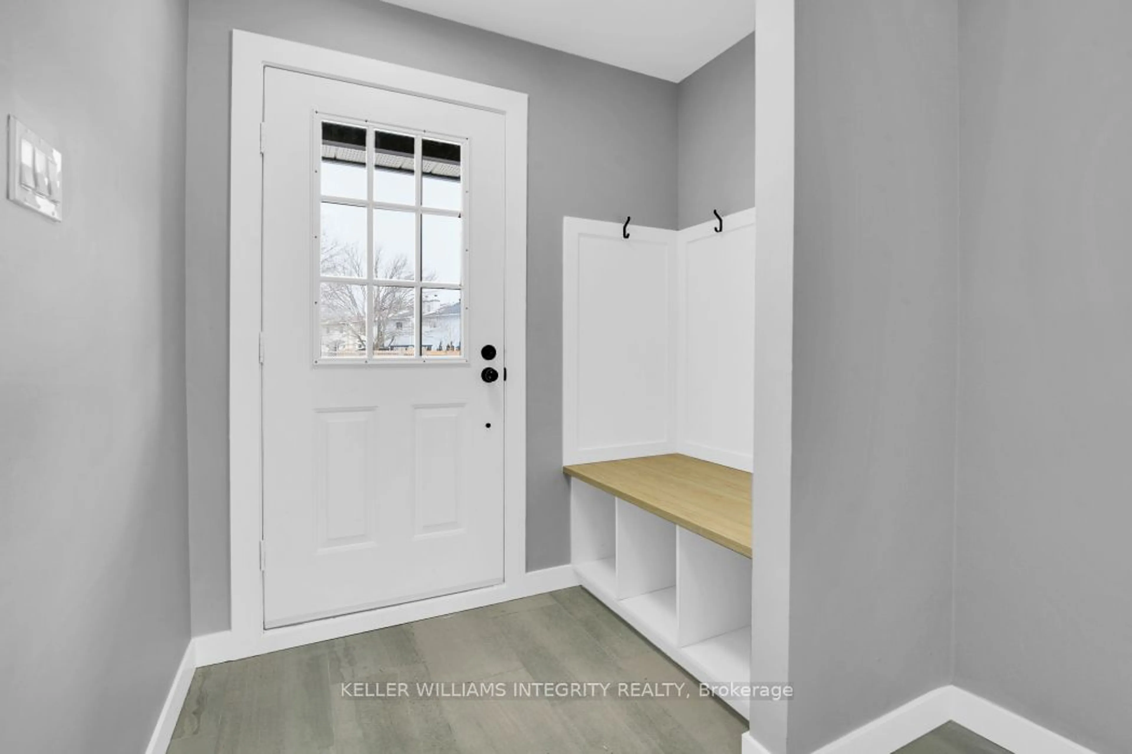 Indoor entryway for 4 Greer St, Stittsville - Munster - Richmond Ontario K2S 1H8