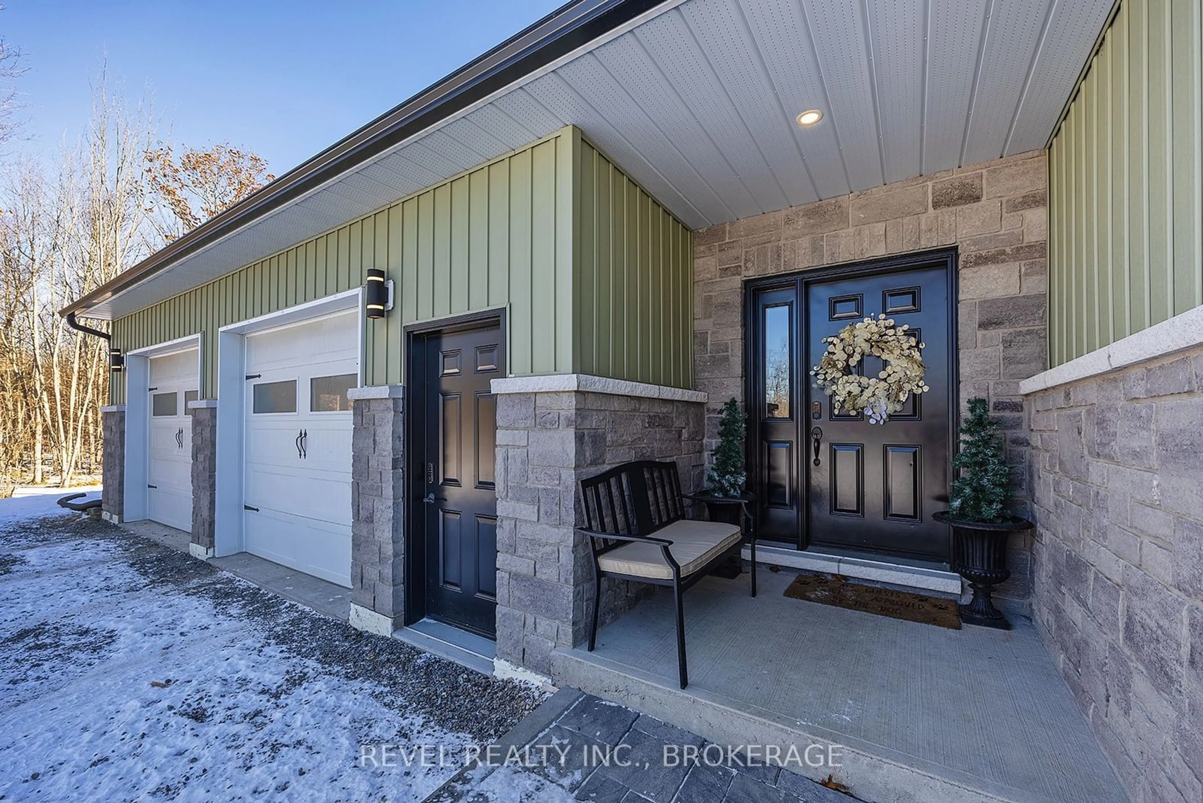 Indoor entryway for 1524 Clow Rd, Central Frontenac Ontario K0H 1T0