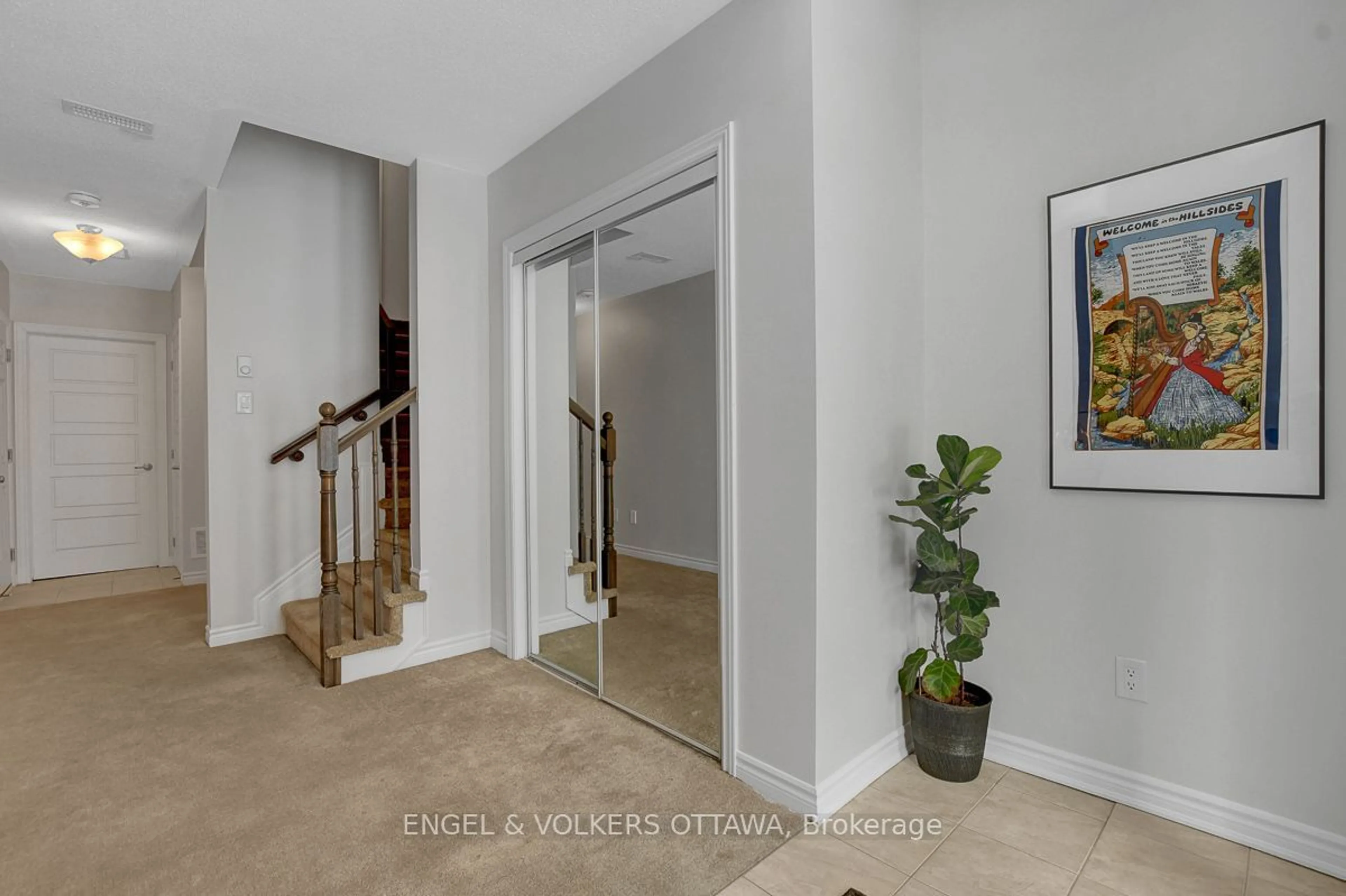 Indoor entryway for 13 Caspian Row, Kanata Ontario K2V 0R7